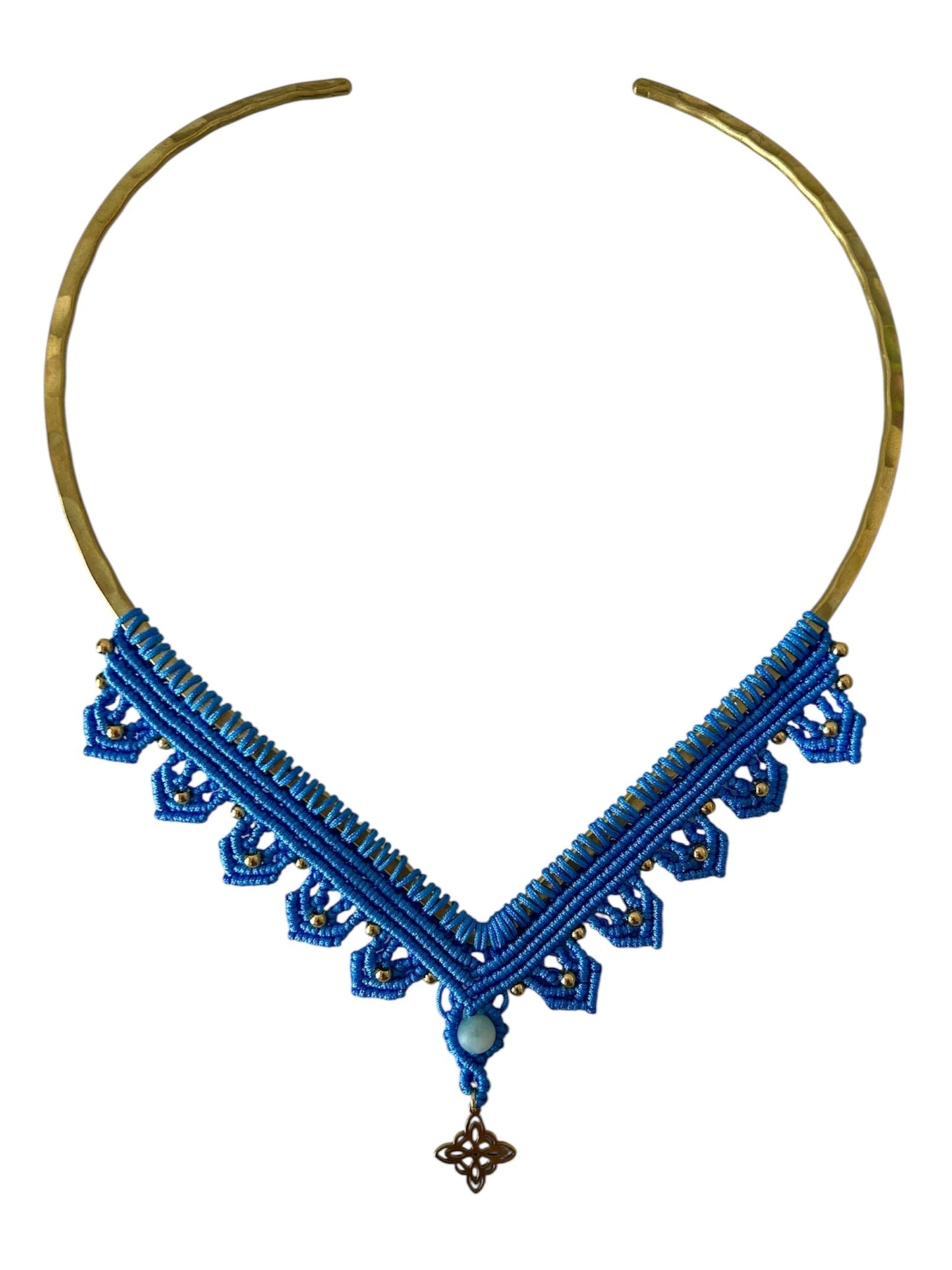Colgante Étnico hecha a mano en macramé con aro de latón y piedra natural.