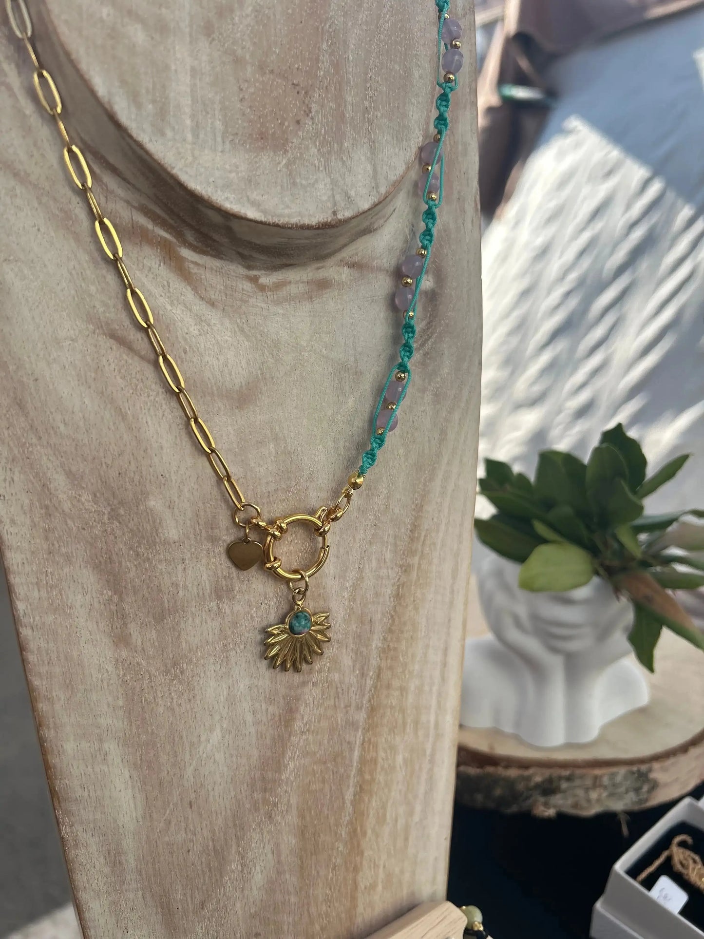 Colgante de macramé hecho a mano con charm Eguzkilore y corazón, piedras naturales y cadena de acero inoxidable