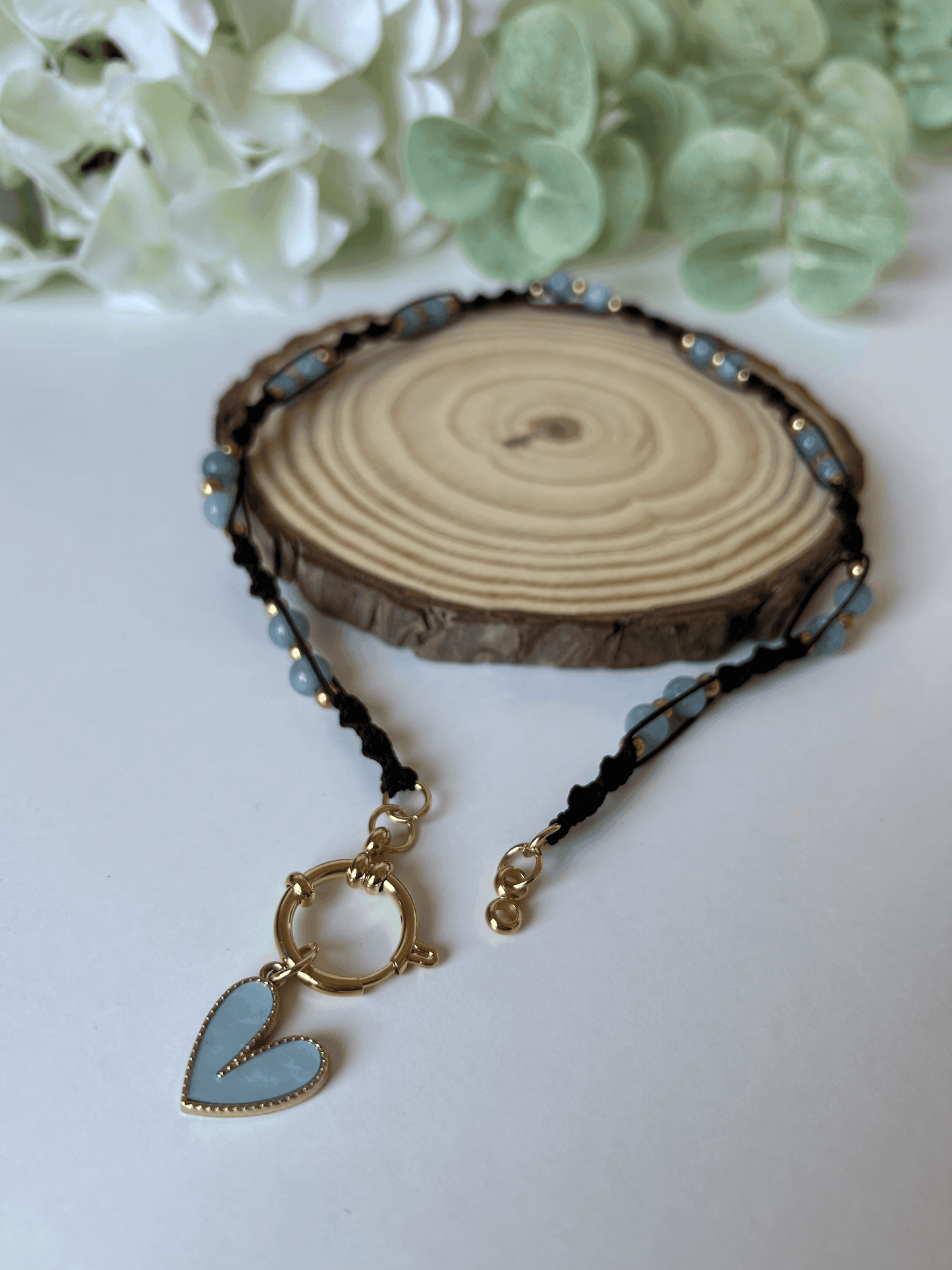 Gargantilla Alma con cierre frontal y diseño colorido, ideal como regalo para niñas y adolescentes