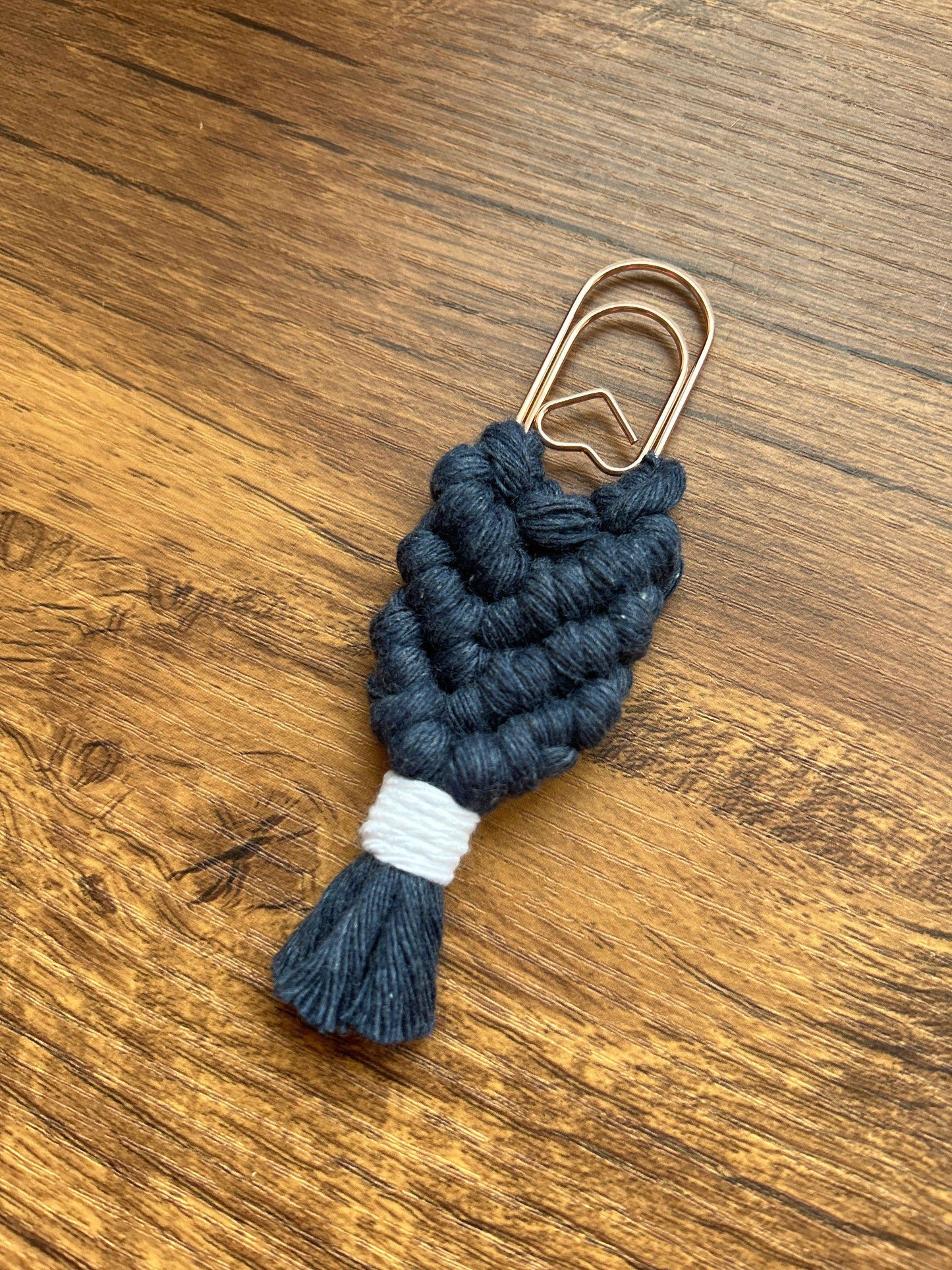 Transforma tu experiencia de lectura con nuestro marcapáginas de algodón, elaborado con la técnica de macramé y diseñado en un práctico clip.
Disponibles en varios colores, estos marcapáginas combinan la belleza artesanal con la funcionalidad, haciendo que cada página sea un placer.