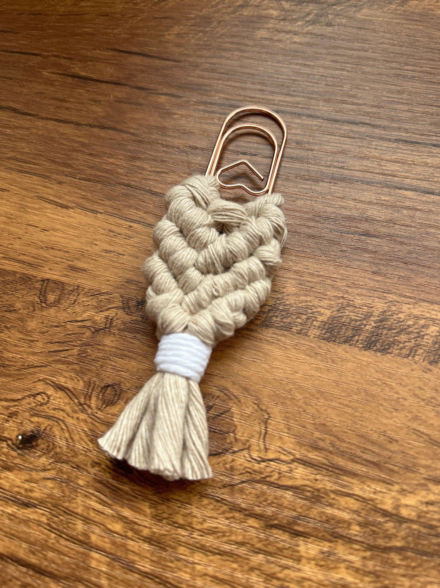 Transforma tu experiencia de lectura con nuestro marcapáginas de algodón, elaborado con la técnica de macramé y diseñado en un práctico clip. Disponibles en varios colores, estos marcapáginas combinan la belleza artesanal con la funcionalidad, haciendo que cada página sea un placer.
