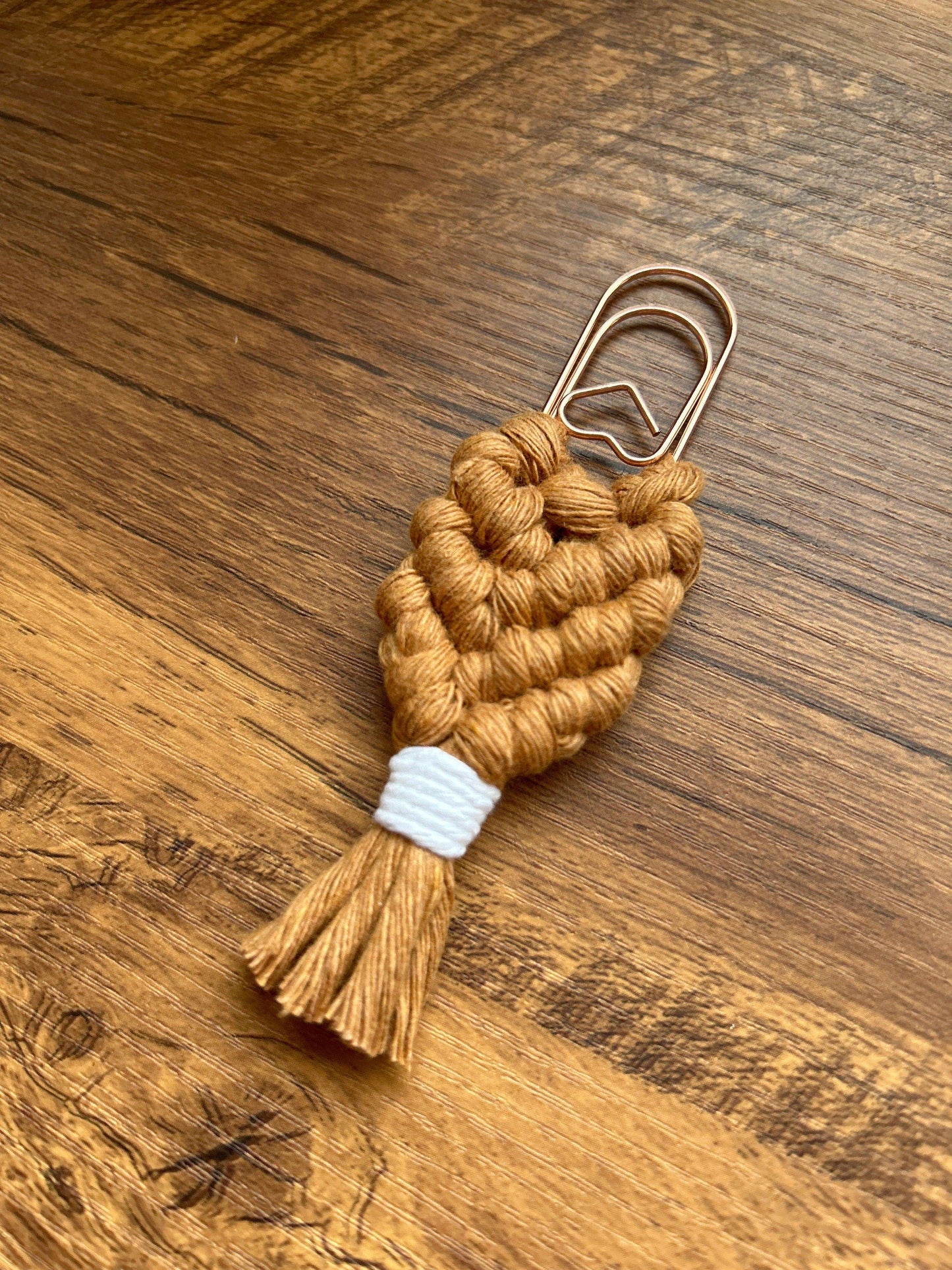 Transforma tu experiencia de lectura con nuestro marcapáginas de algodón, elaborado con la técnica de macramé y diseñado en un práctico clip.
Disponibles en varios colores, estos marcapáginas combinan la belleza artesanal con la funcionalidad, haciendo que cada página sea un placer.