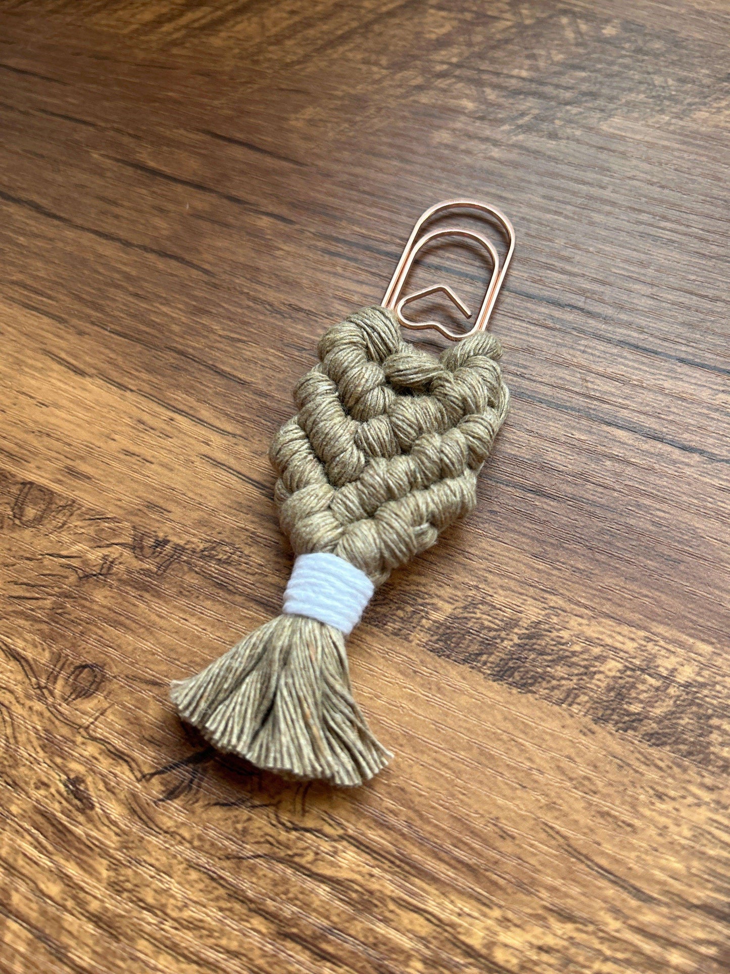 Transforma tu experiencia de lectura con nuestro marcapáginas de algodón, elaborado con la técnica de macramé y diseñado en un práctico clip.
Disponibles en varios colores, estos marcapáginas combinan la belleza artesanal con la funcionalidad, haciendo que cada página sea un placer.