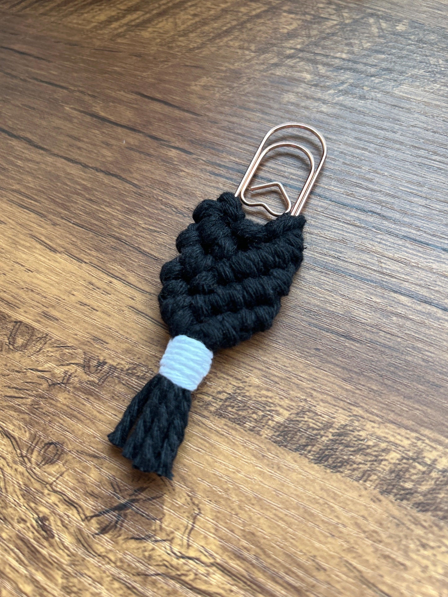 Transforma tu experiencia de lectura con nuestro marcapáginas de algodón, elaborado con la técnica de macramé y diseñado en un práctico clip. Disponibles en varios colores, estos marcapáginas combinan la belleza artesanal con la funcionalidad, haciendo que cada página sea un placer.