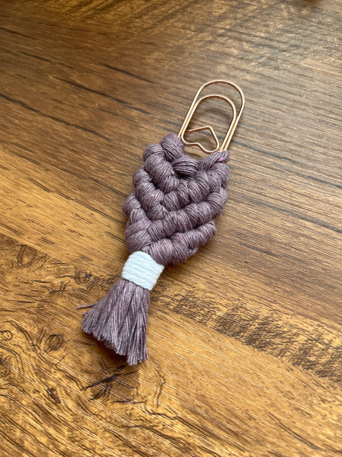 Transforma tu experiencia de lectura con nuestro marcapáginas de algodón, elaborado con la técnica de macramé y diseñado en un práctico clip. Disponibles en varios colores, estos marcapáginas combinan la belleza artesanal con la funcionalidad, haciendo que cada página sea un placer.