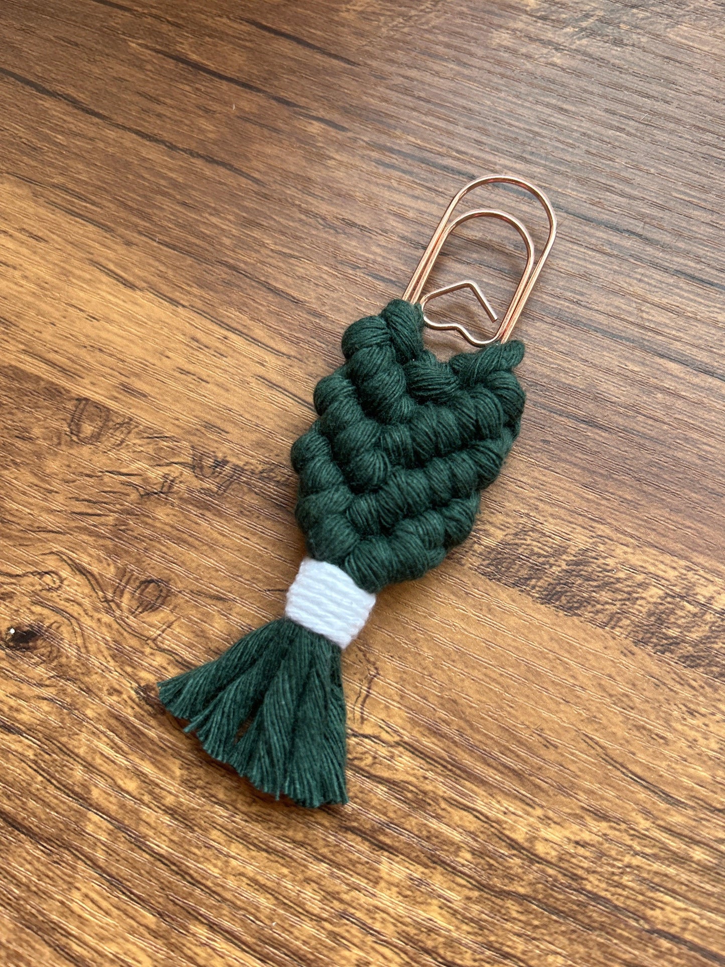 Transforma tu experiencia de lectura con nuestro marcapáginas de algodón, elaborado con la técnica de macramé y diseñado en un práctico clip.
Disponibles en varios colores, estos marcapáginas combinan la belleza artesanal con la funcionalidad, haciendo que cada página sea un placer.