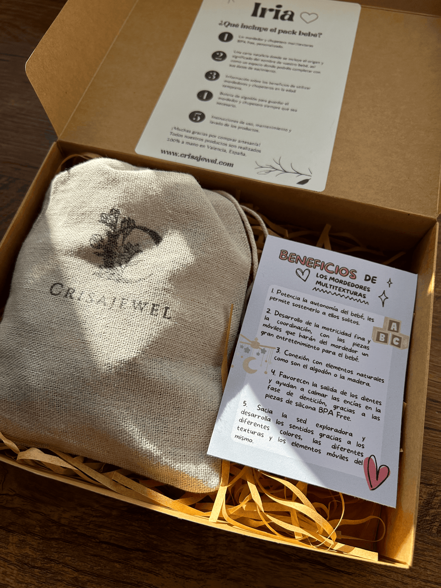 pack de bienvenida al mundo para bebés con mordedor, chupetero multitexturas, carta natalicia personalizada y bolsa de algodón