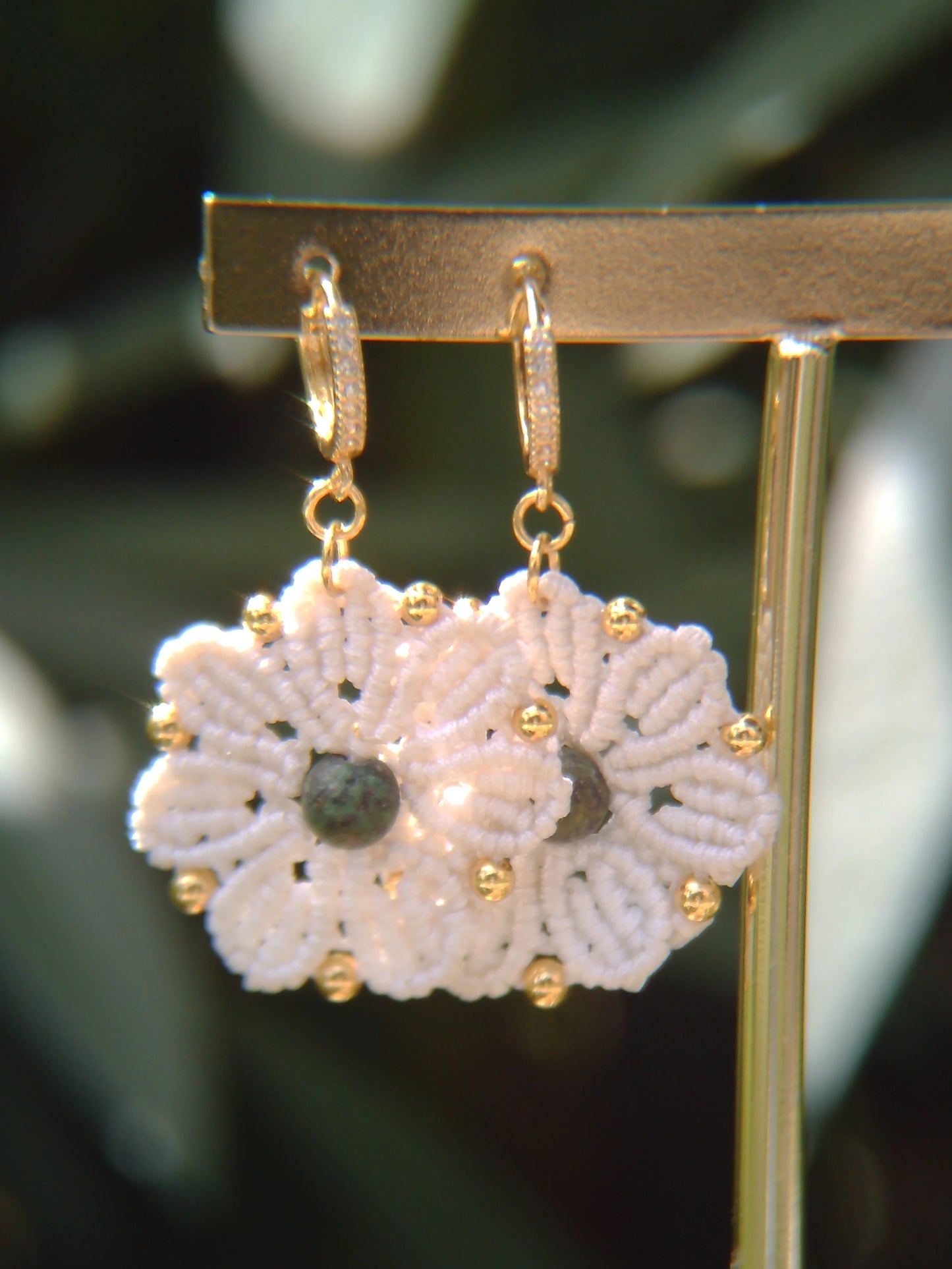 Pendientes y anillo con forma de flor, con piedra natural en el centro y cuentas plateadas de acero inoxidable en el círculo exterior, joyería artesanal elegante