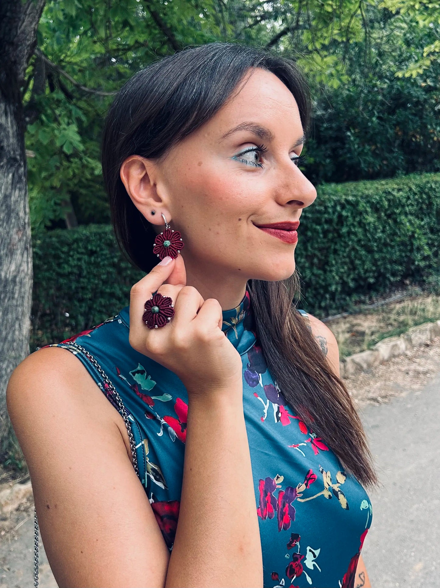 Pendientes y anillo con forma de flor, con piedra natural en el centro y cuentas plateadas de acero inoxidable en el círculo exterior, joyería artesanal elegante