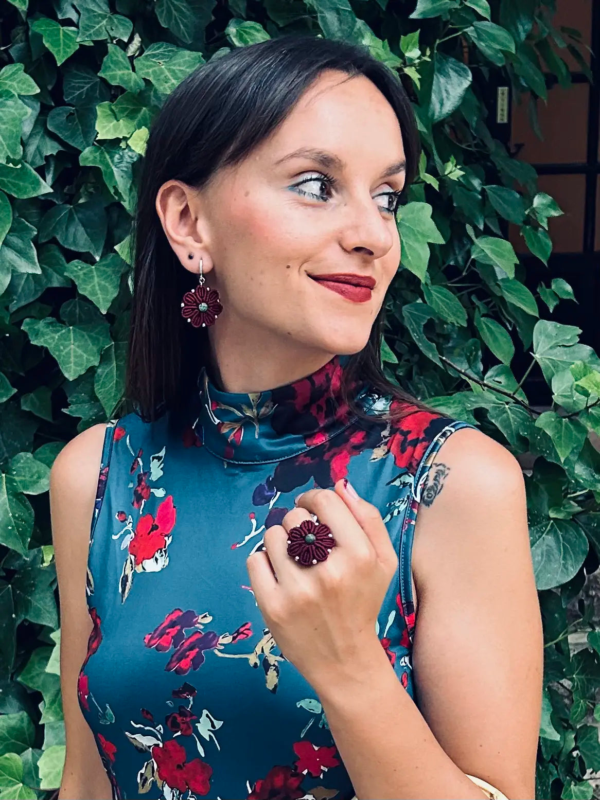 Pendientes y anillo con forma de flor, con piedra natural en el centro y cuentas plateadas de acero inoxidable en el círculo exterior, joyería artesanal elegante