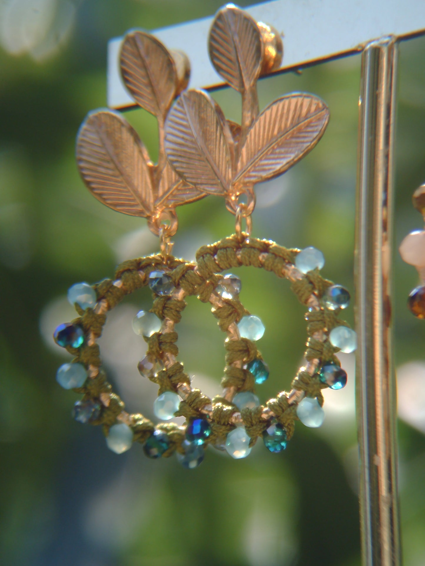 Pendientes Círculo Floral de macramé hechos a mano, joyería artesanal elegante y versátil con cuentas facetadas de cristal