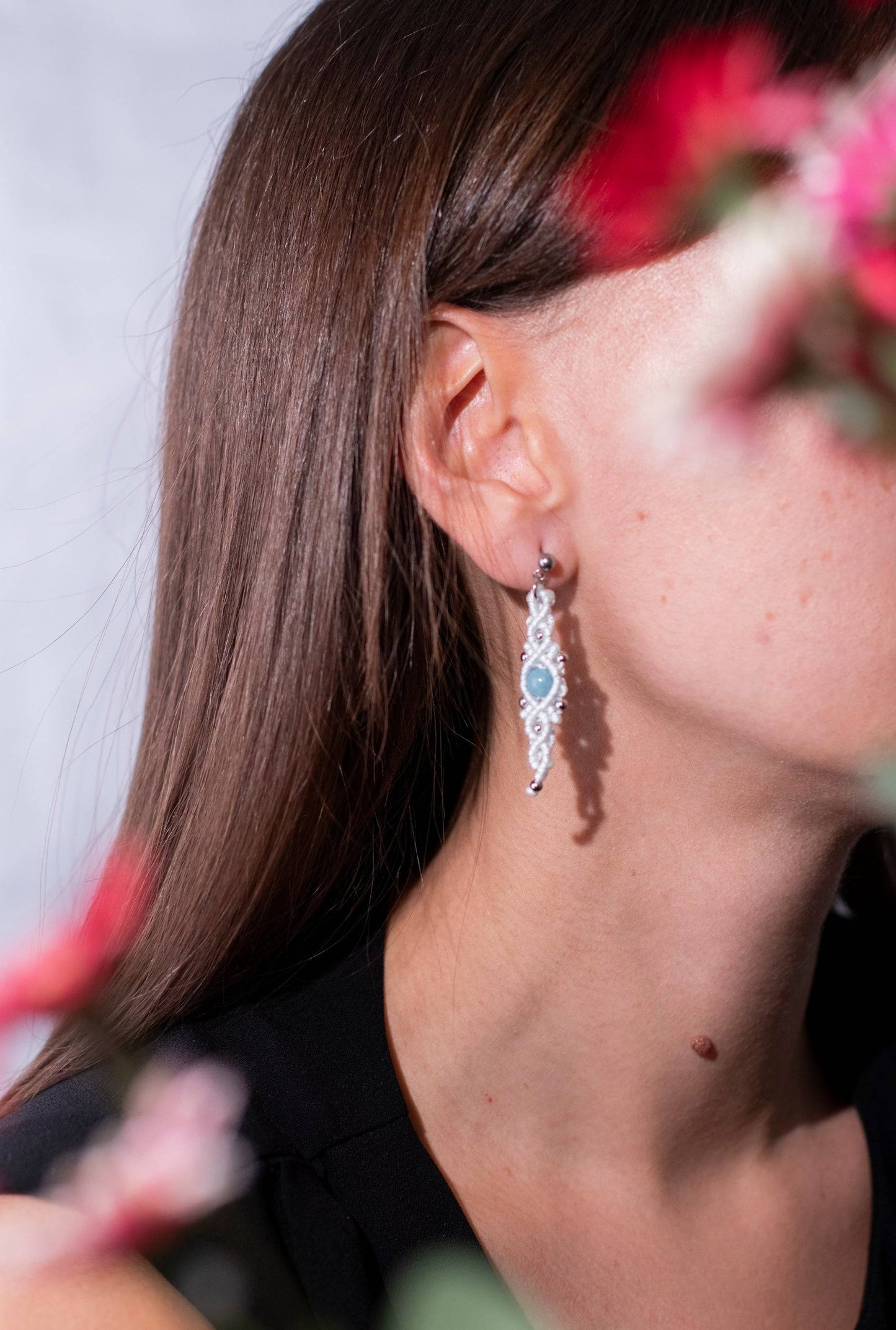 pendientes largos de macramé con piedras naturales y cuentas metálicas, lucidos en estilo bohemio y sofisticado