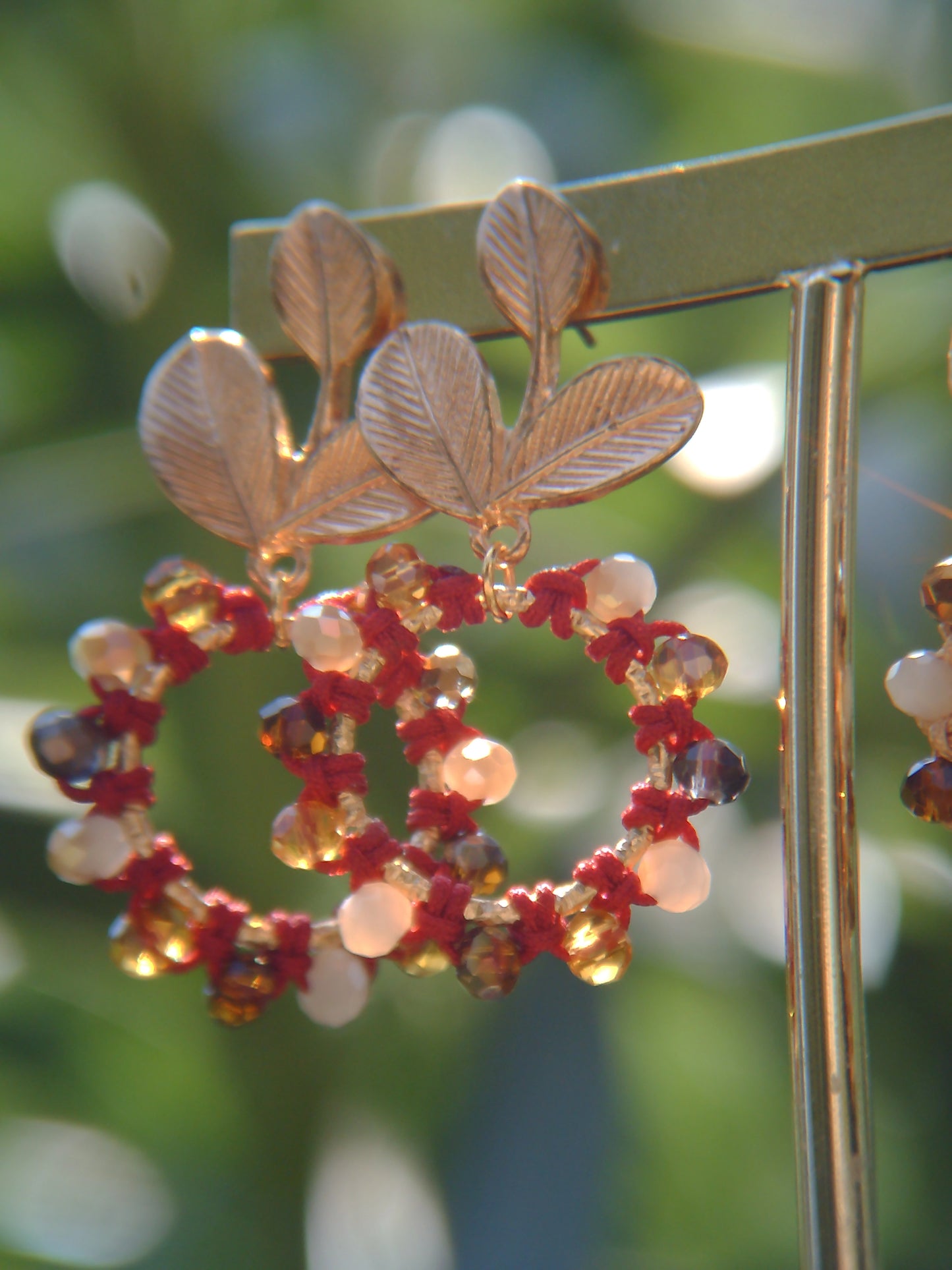 Pendientes Círculo Floral de macramé hechos a mano, joyería artesanal elegante y versátil con cuentas facetadas de cristal