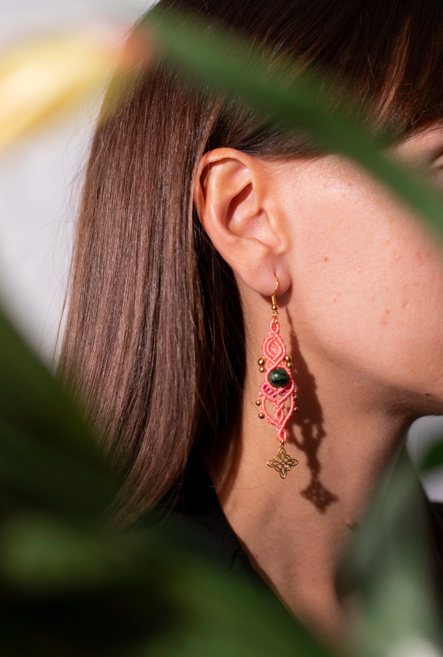 Pendientes Lena de macramé hechos a mano. Joya artesanal con estilo fresco y elegante. Diseño único en macramé para destacar tu look.