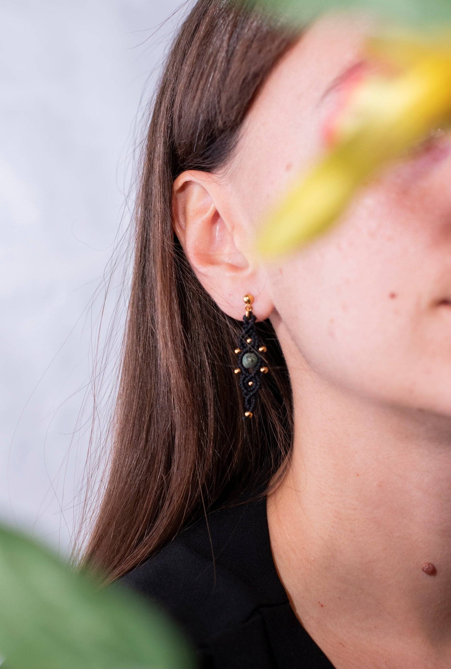 pendientes largos de macramé con piedras naturales y cuentas metálicas, lucidos en estilo bohemio y sofisticado