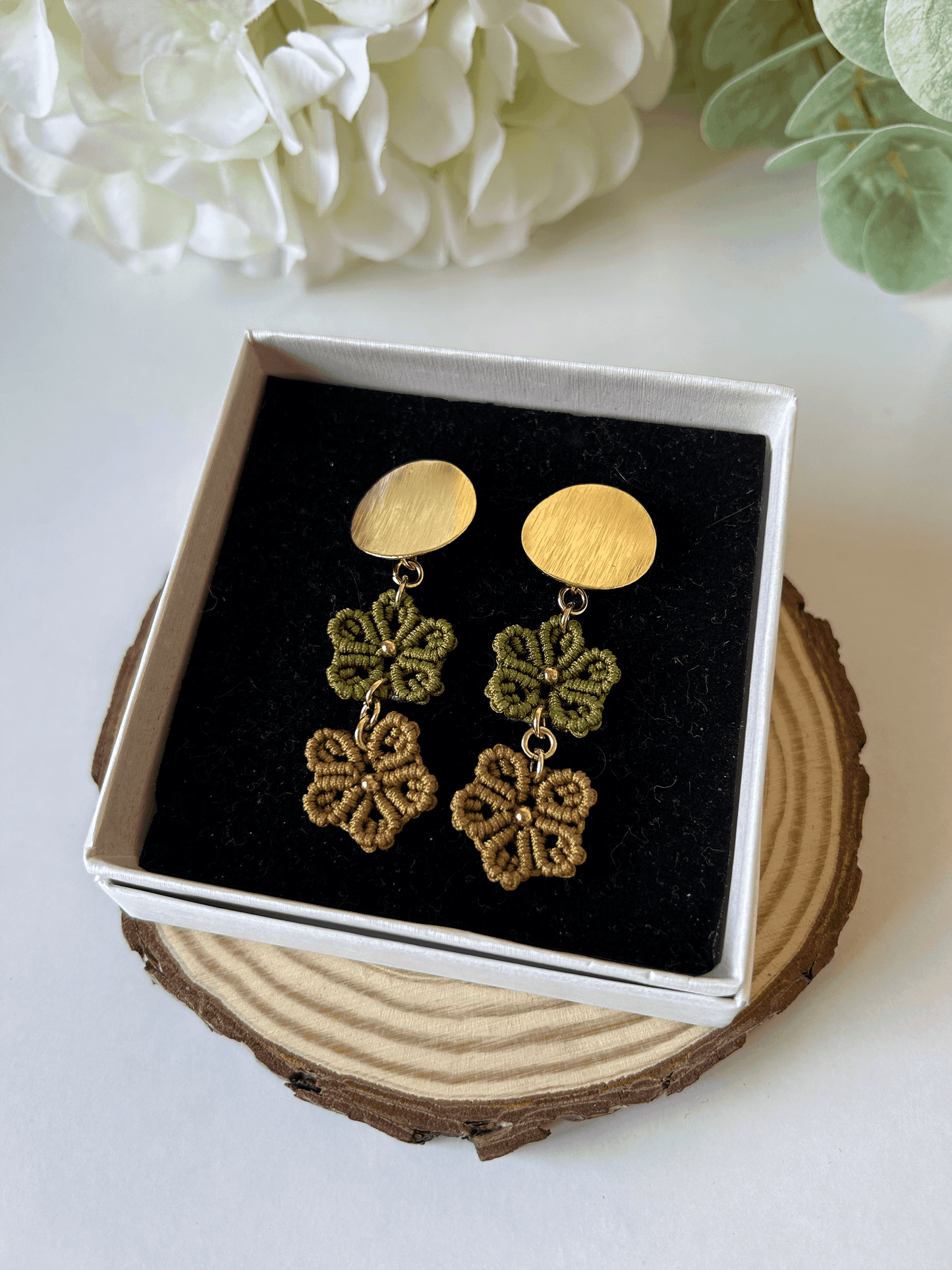 Pendientes Floral Doble hecho a mano en macramé, diseño colorido y elegante con cierre especial.