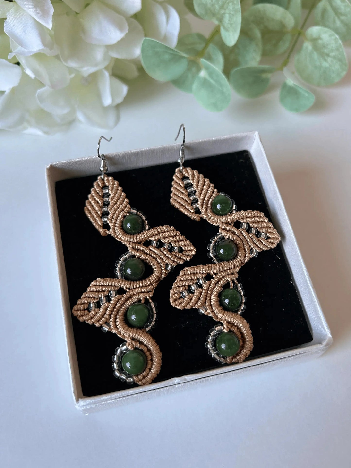 Pendientes Jade con piedras naturales argentinas, diseño artesanal único.