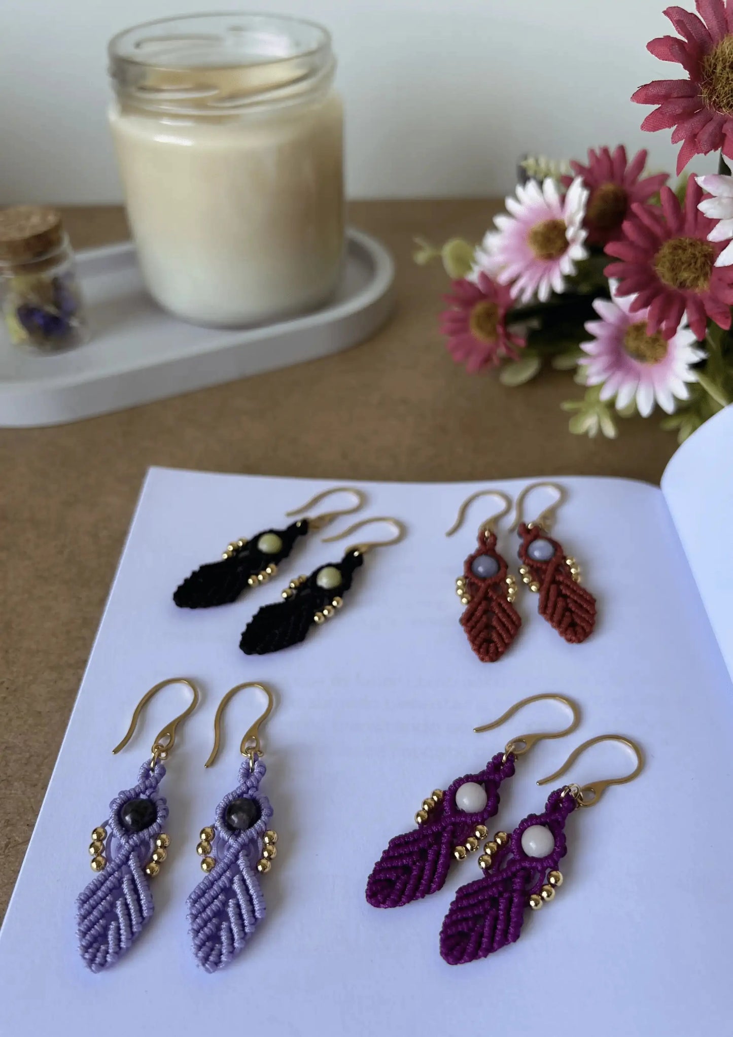Pendientes de macramé hechos a mano con diseño orgánico, piedras naturales y cuentas doradas de acero inoxidable en tonos lila, morado, teja y negro
