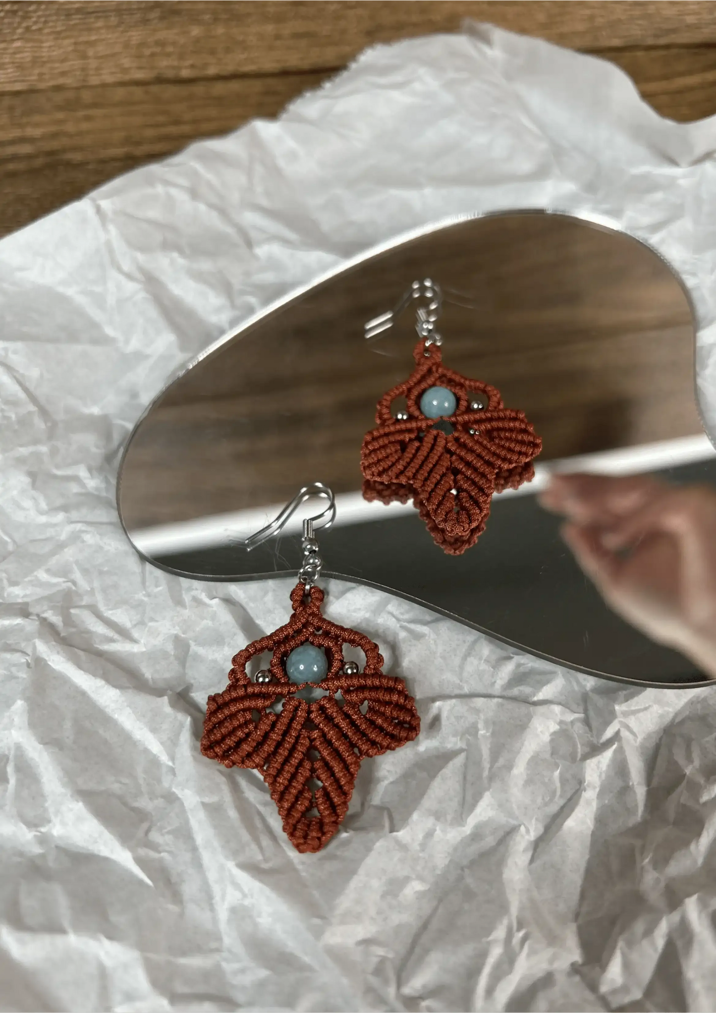 Pendientes de macramé hechos a mano con diseño de hoja otoñal, piedras naturales y cuentas de acero inoxidable en tonos teja y negro