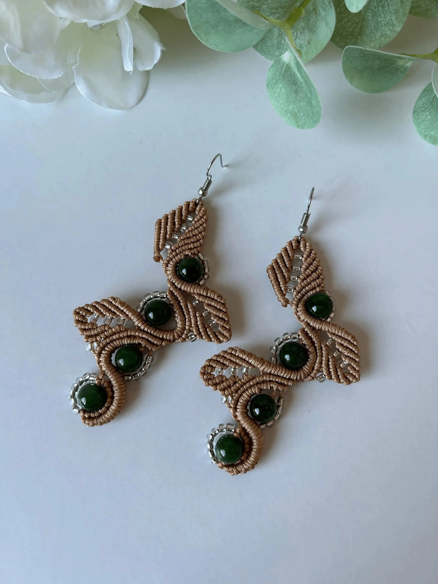 Pendientes Jade con piedras naturales argentinas, diseño artesanal único.