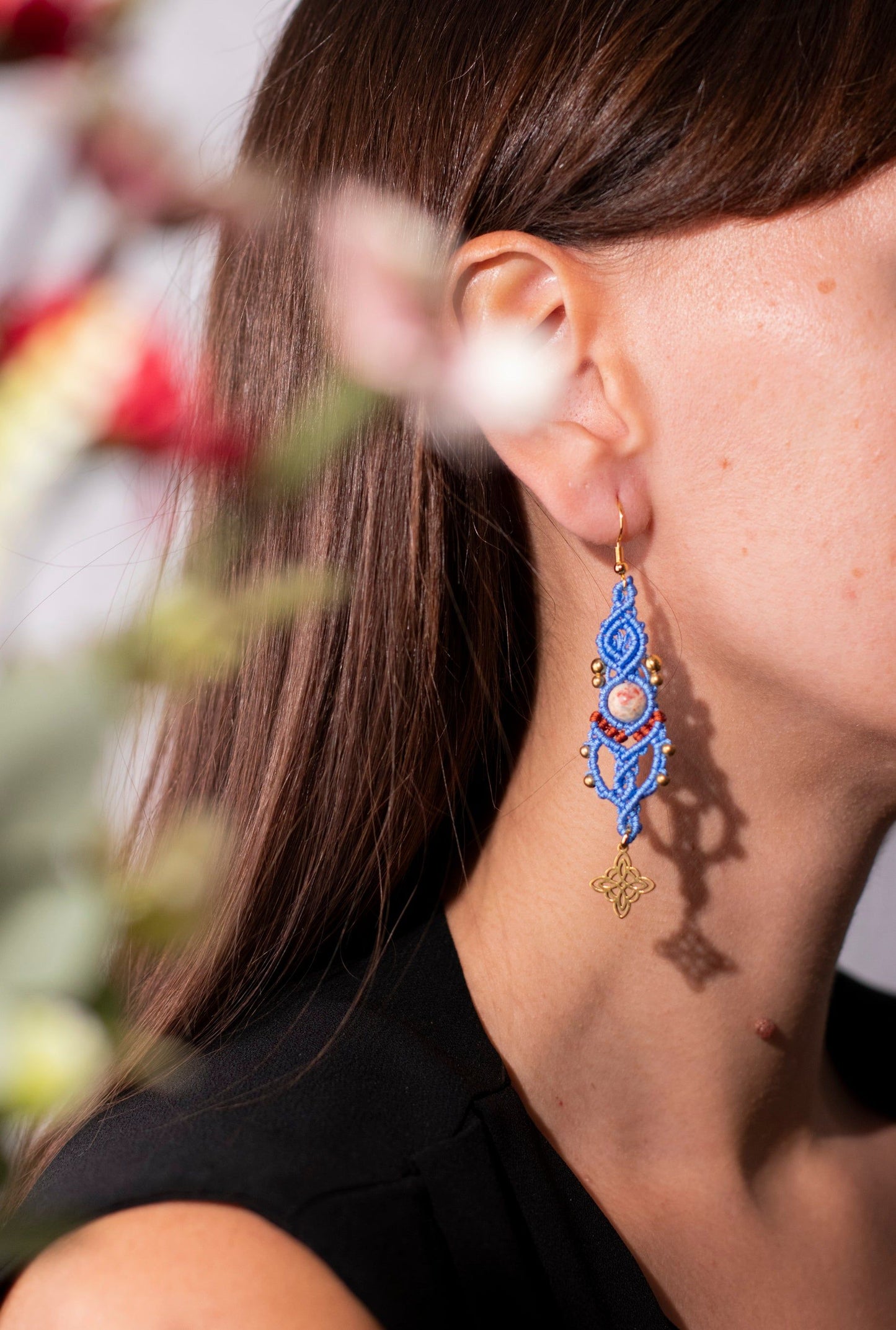 Pendientes Lena de macramé hechos a mano. Joya artesanal con estilo fresco y elegante. Diseño único en macramé para destacar tu look.