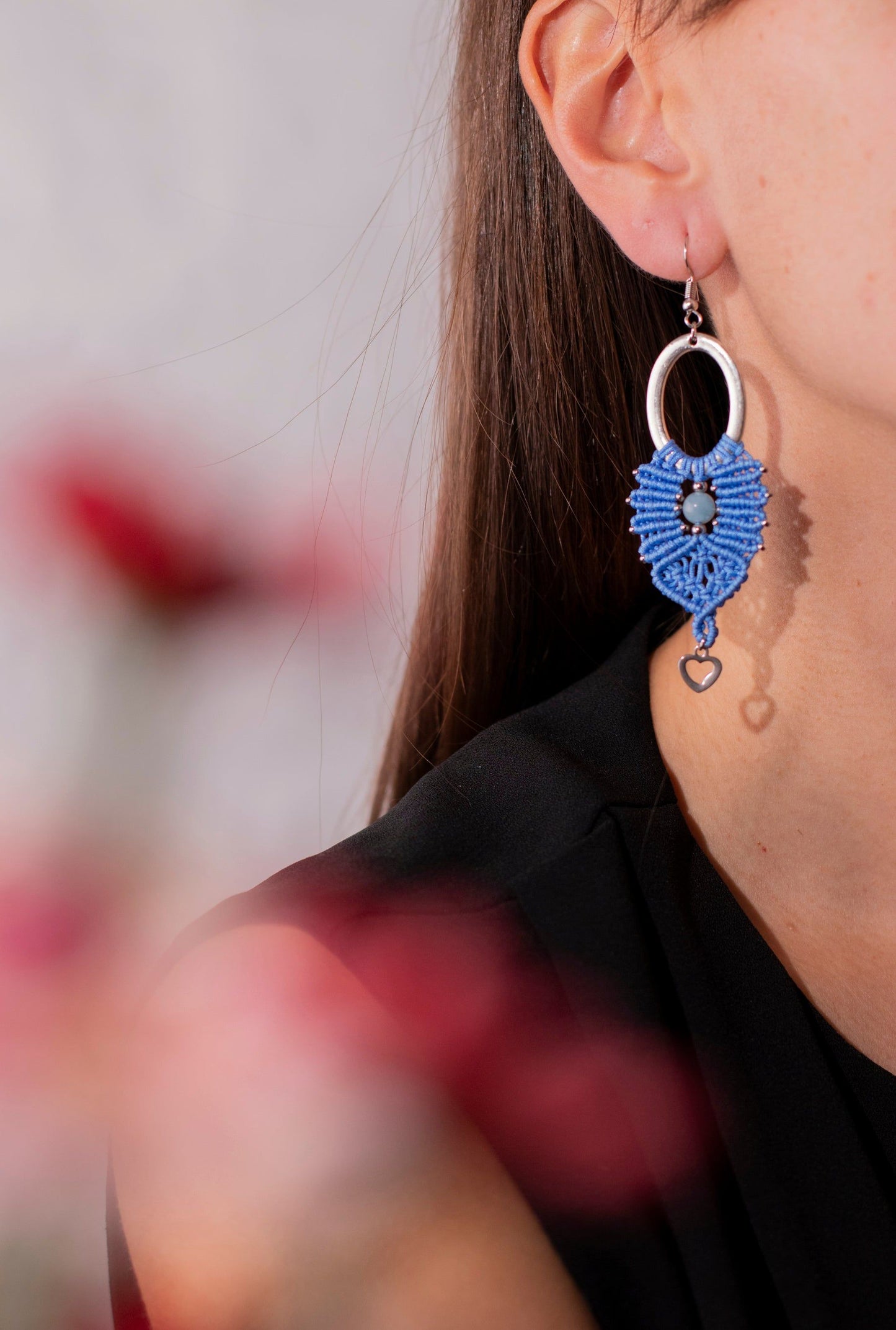 Pendientes Uma de macramé, diseño exclusivo que combina frescura, sofisticación y estilo contemporáneo.