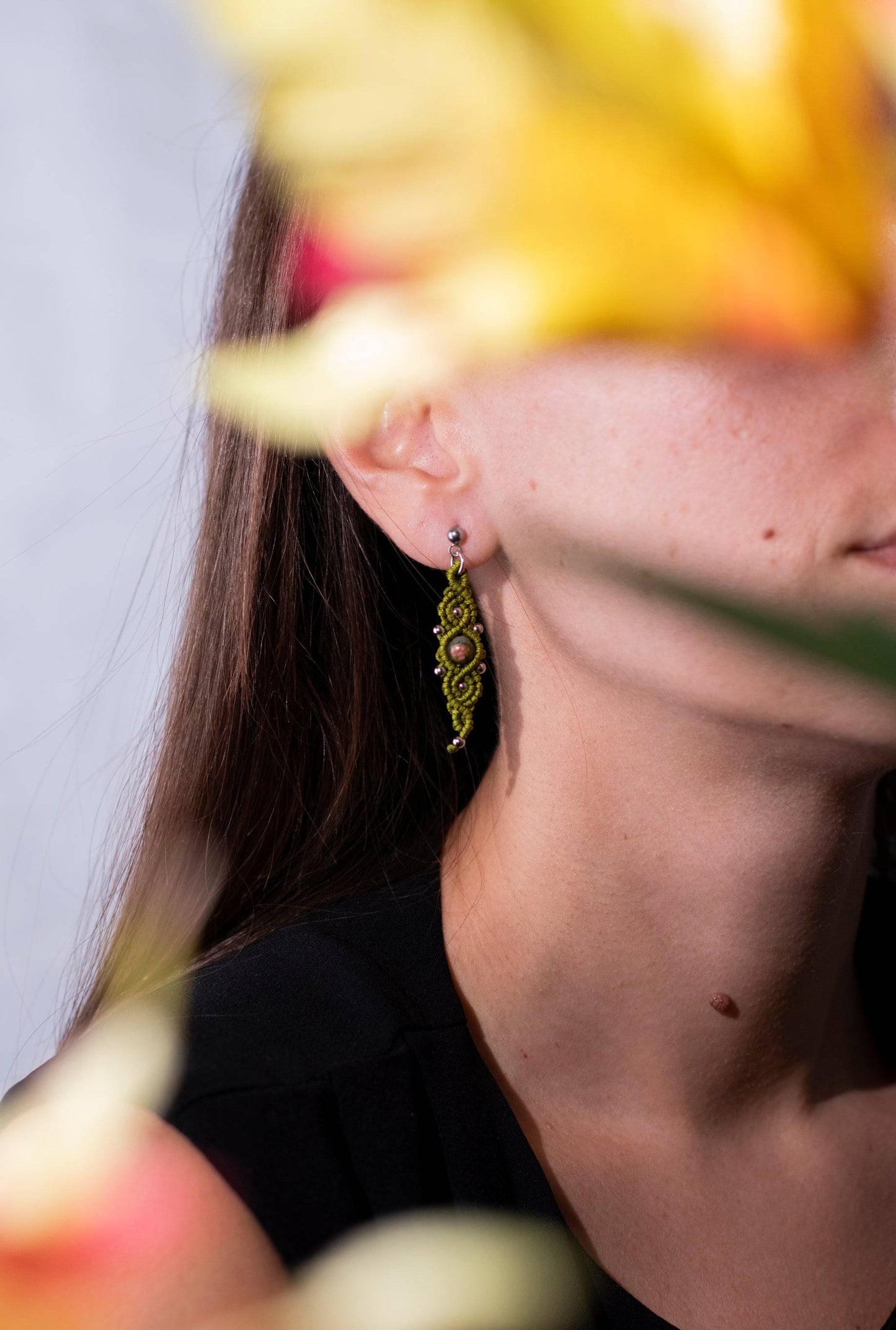 pendientes largos de macramé con piedras naturales y cuentas metálicas, lucidos en estilo bohemio y sofisticado