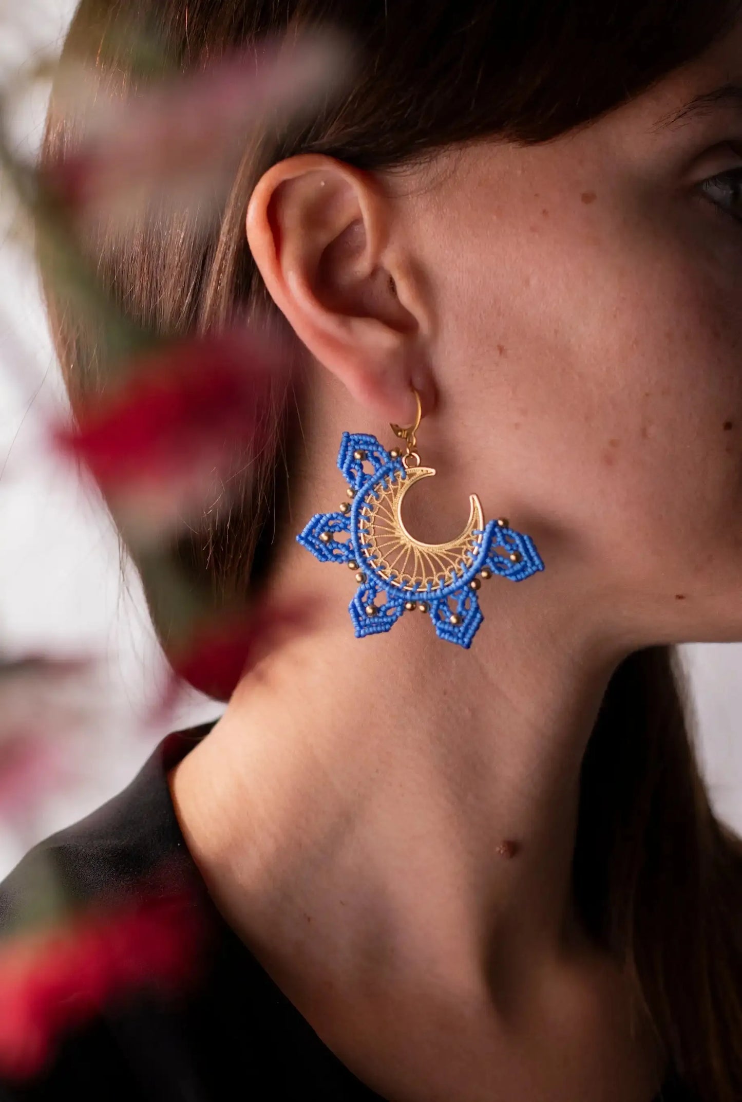 Pendientes Moon con base de acero inoxidable en forma de media luna, diseño ligero.