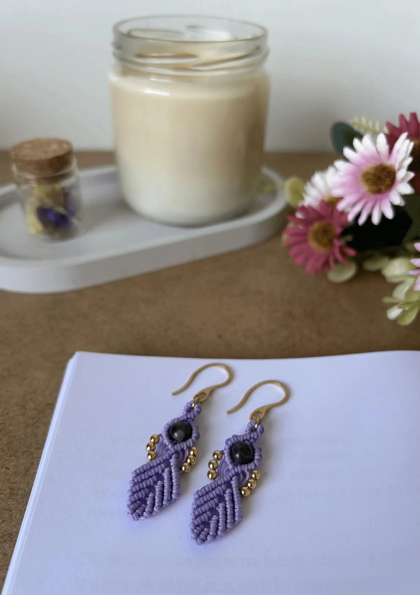 Pendientes de macramé hechos a mano con diseño orgánico, piedras naturales y cuentas doradas de acero inoxidable en tonos lila, morado, teja y negro