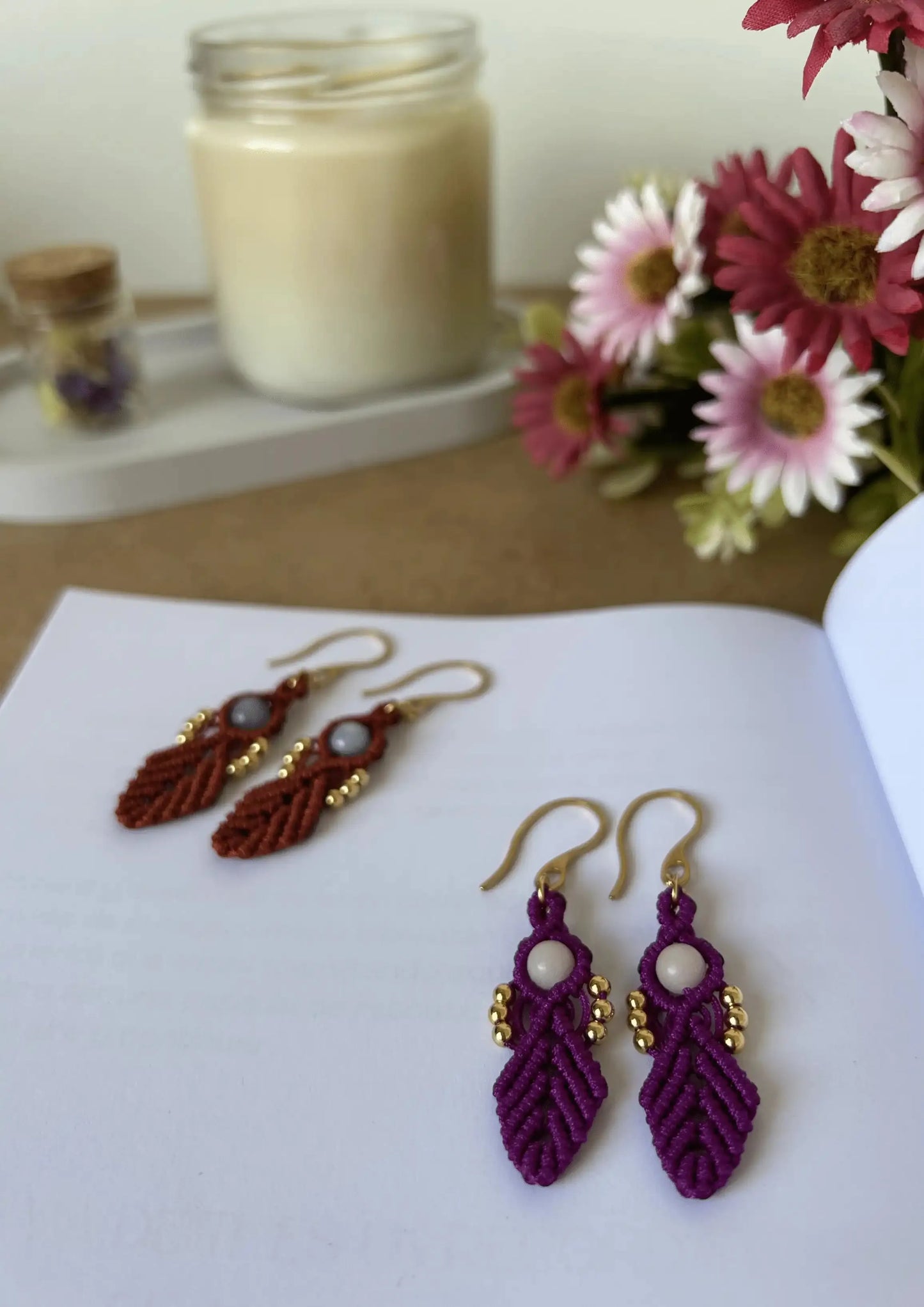 Pendientes de macramé hechos a mano con diseño orgánico, piedras naturales y cuentas doradas de acero inoxidable en tonos lila, morado, teja y negro