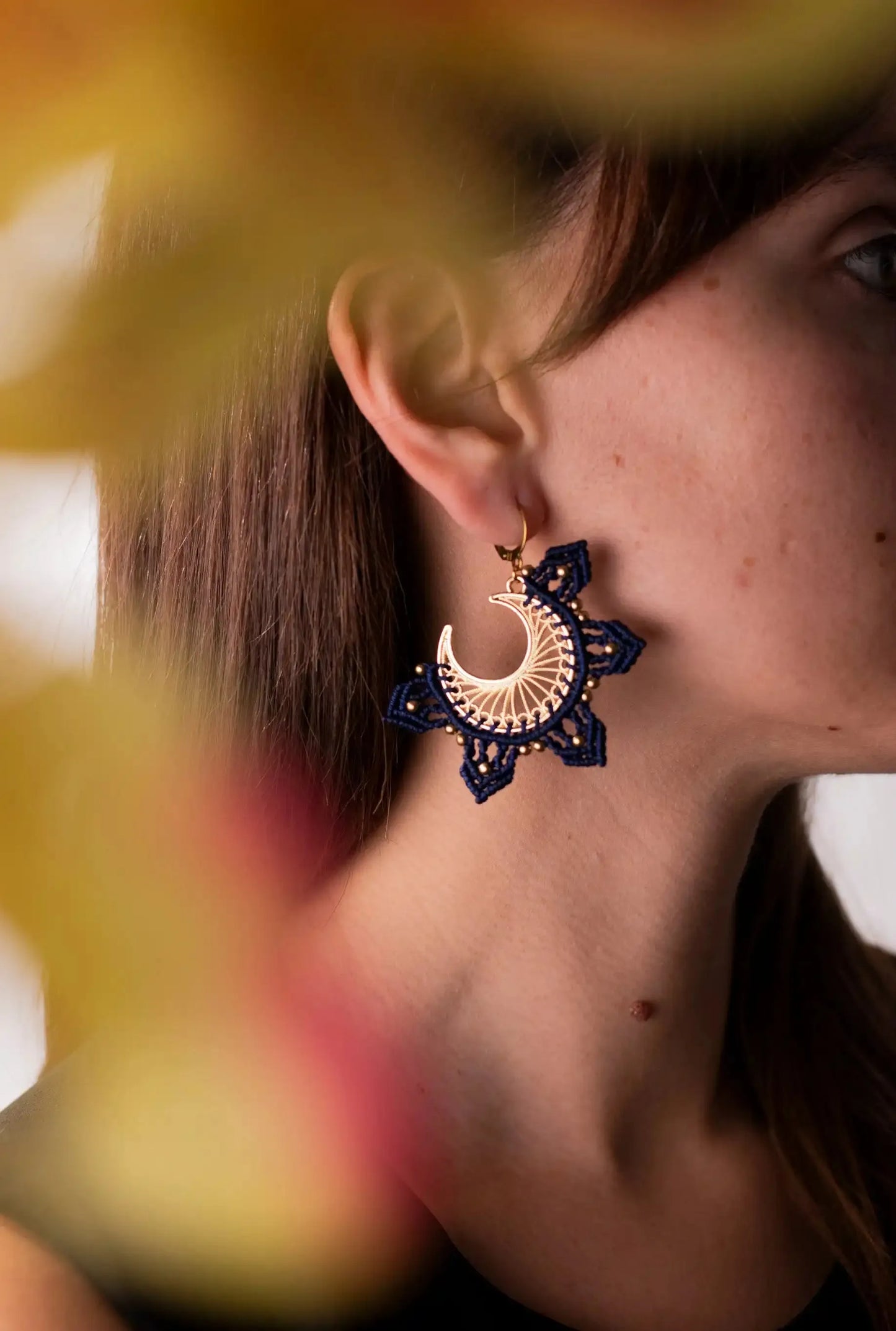 Pendientes Moon con base de acero inoxidable en forma de media luna, diseño ligero.