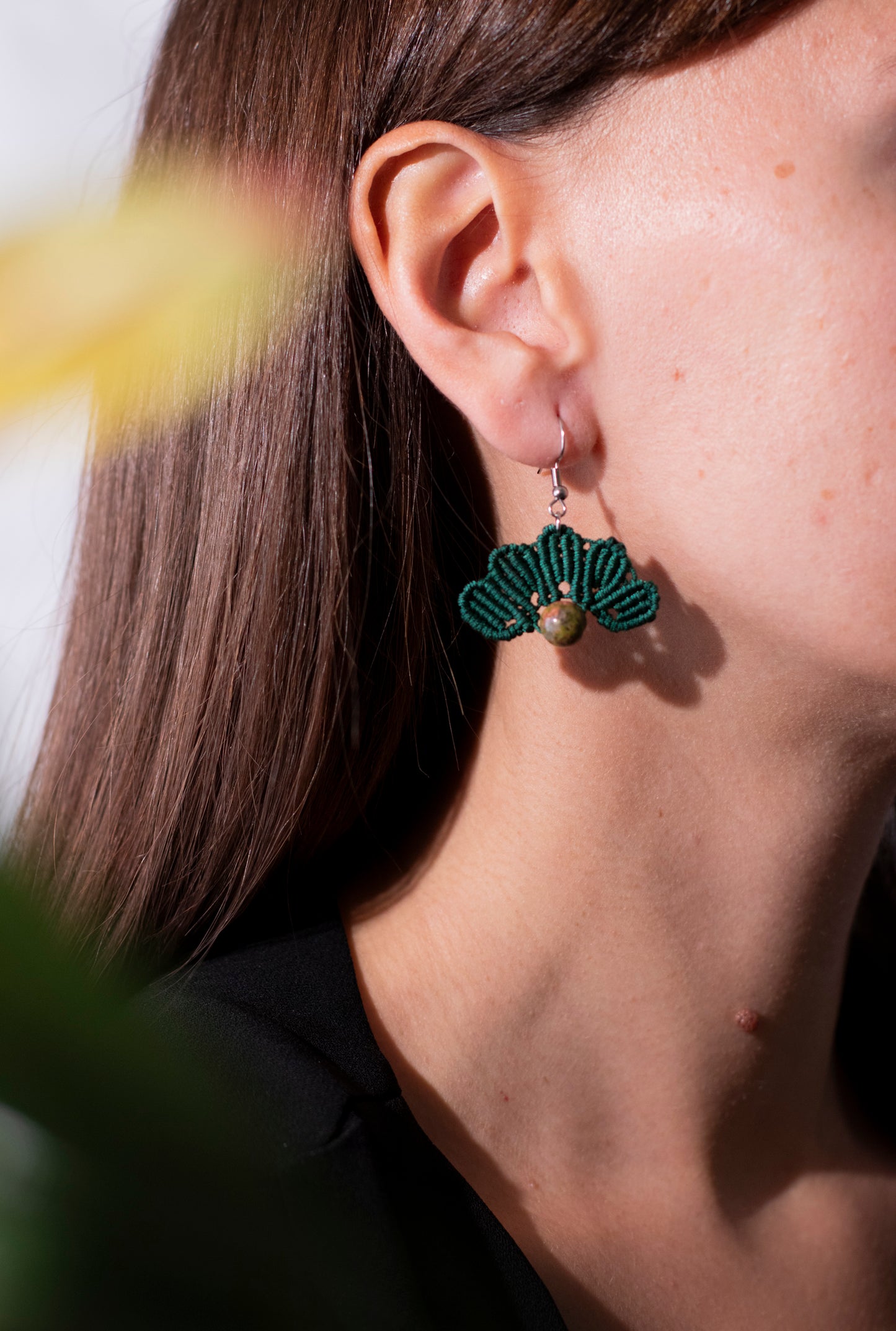 pendientes boho Única con macramé y piedra natural, lucidos con estilo ligero y espiritual