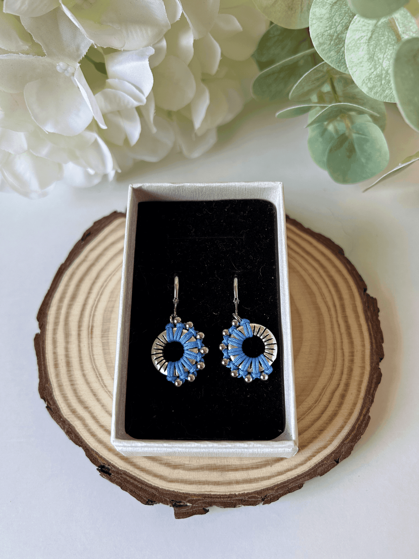 detalle de pendientes Media Luna Radiante con forma de media luna y acabado elegante
