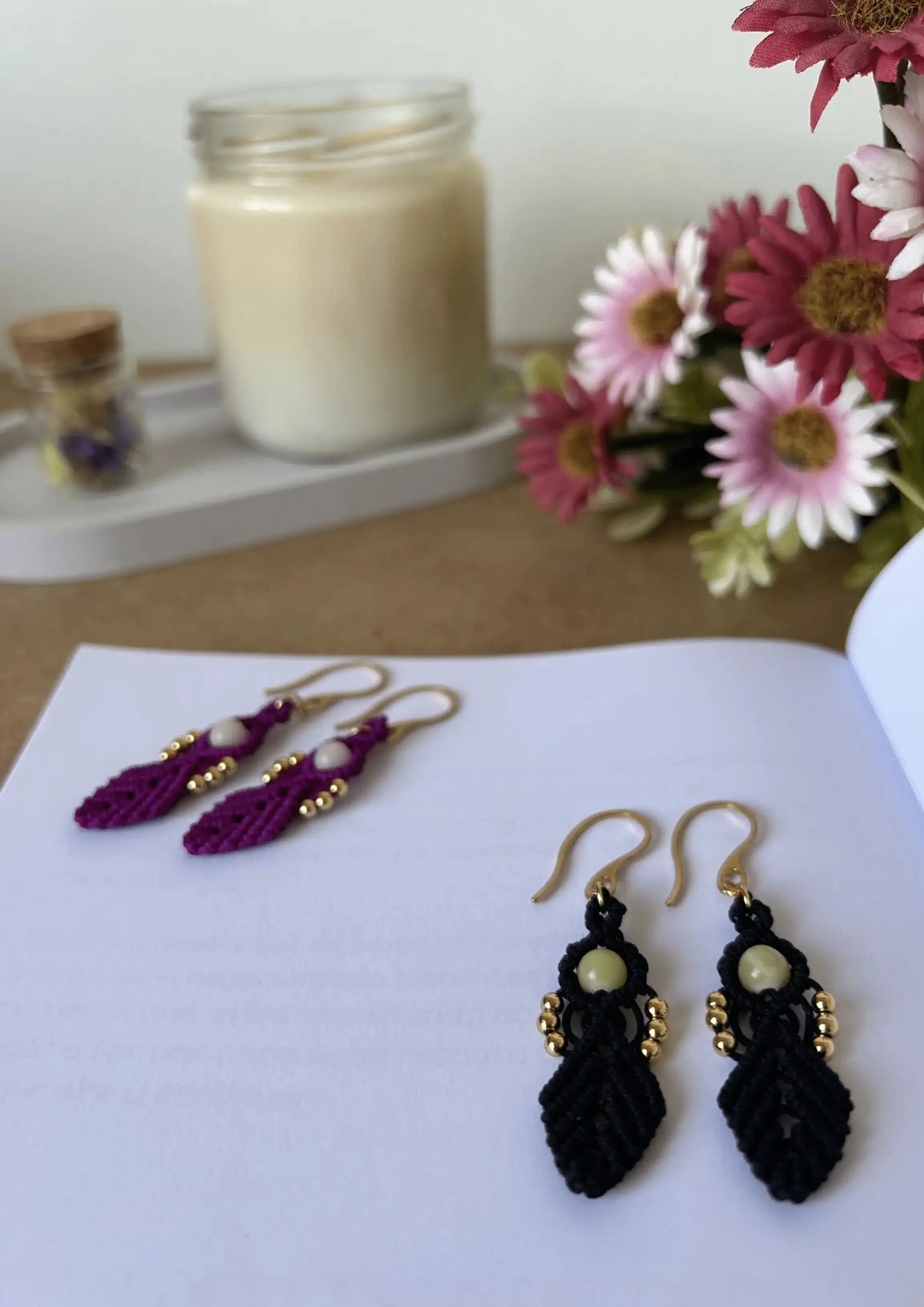 Pendientes de macramé hechos a mano con diseño orgánico, piedras naturales y cuentas doradas de acero inoxidable en tonos lila, morado, teja y negro