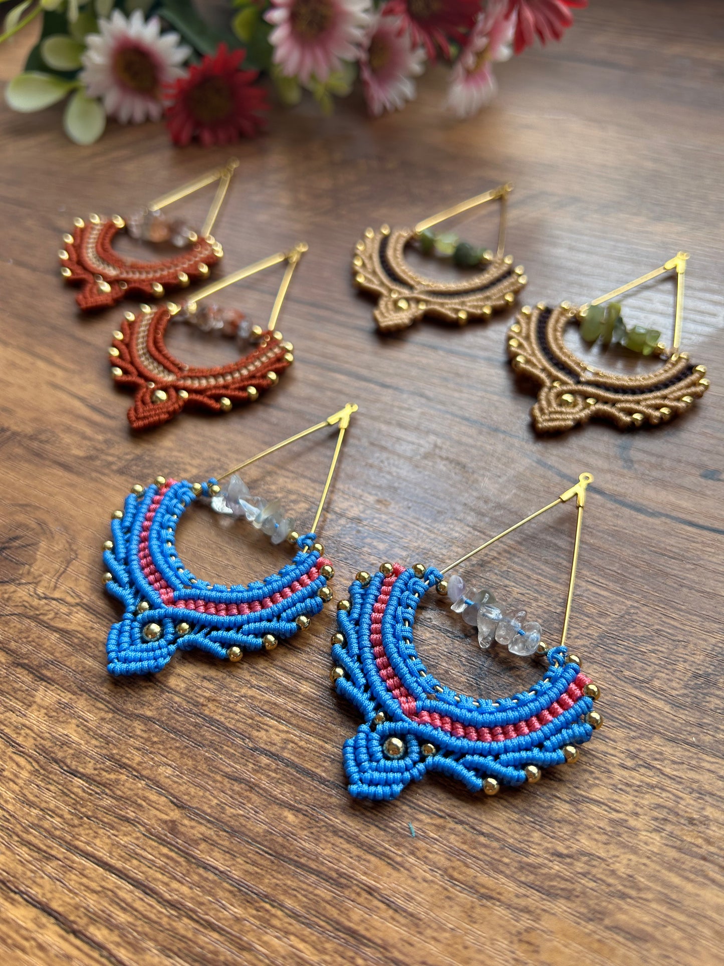Pendientes Oasis de macramé hechos a mano. Joyas artesanales inspiradas en el desierto, con estilo natural, boho y elegante para cualquier ocasión.