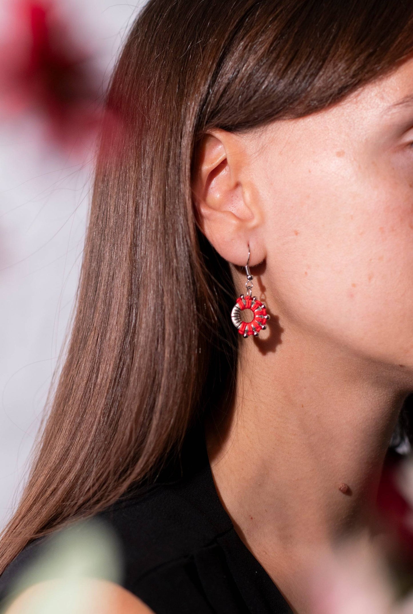 pendientes minimalistas Media Luna Radiante lucidos en oreja, cómodos para trabajo y deporte