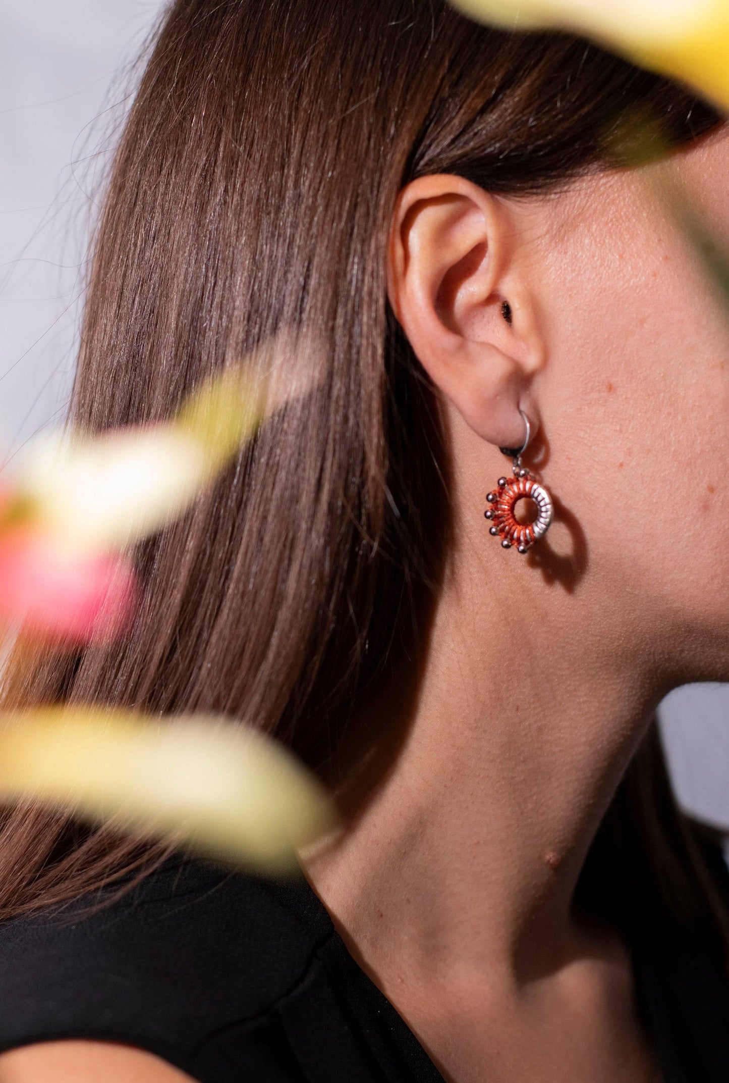 pendientes minimalistas Media Luna Radiante lucidos en oreja, cómodos para trabajo y deporte