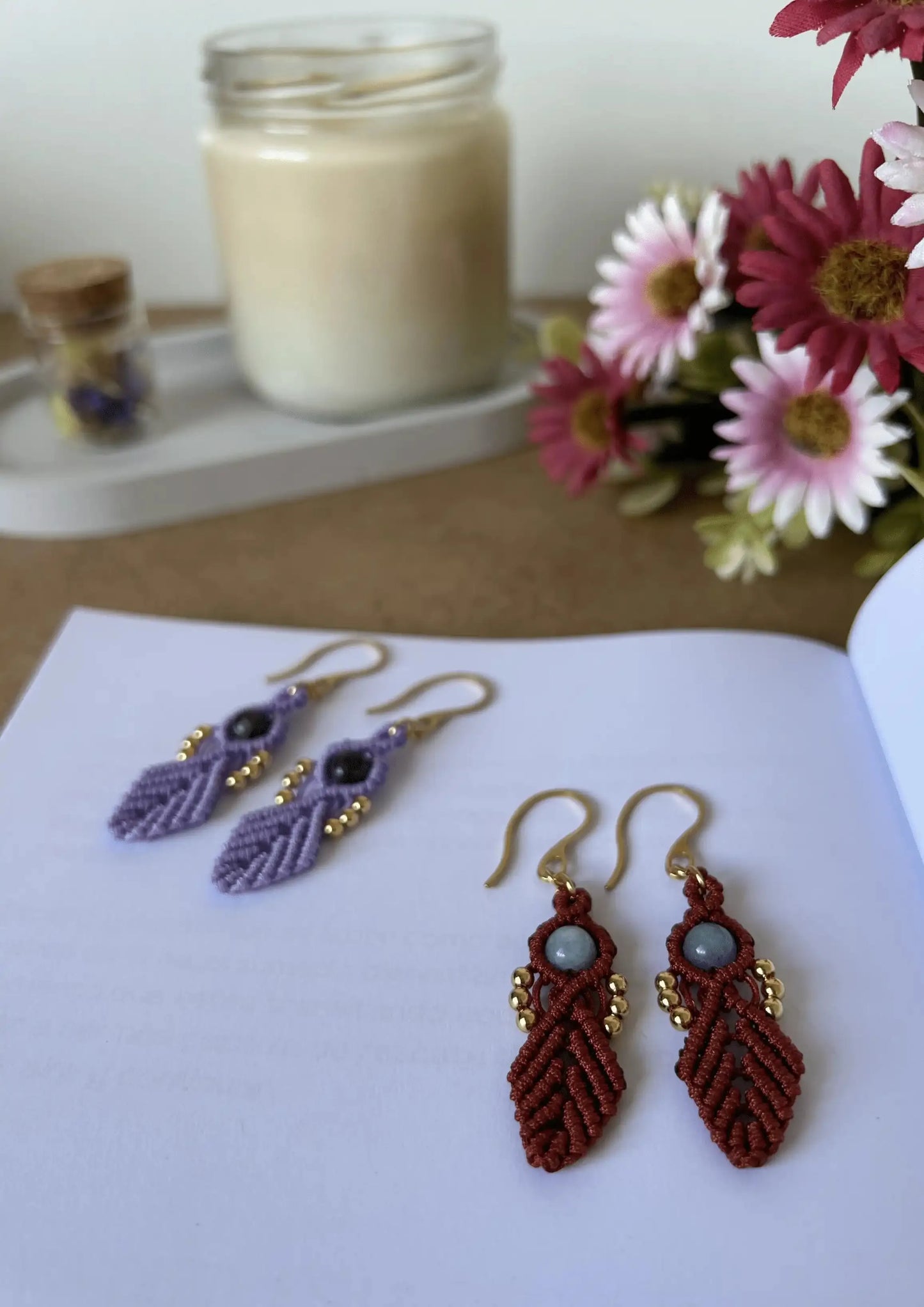 Pendientes de macramé hechos a mano con diseño orgánico, piedras naturales y cuentas doradas de acero inoxidable en tonos lila, morado, teja y negro