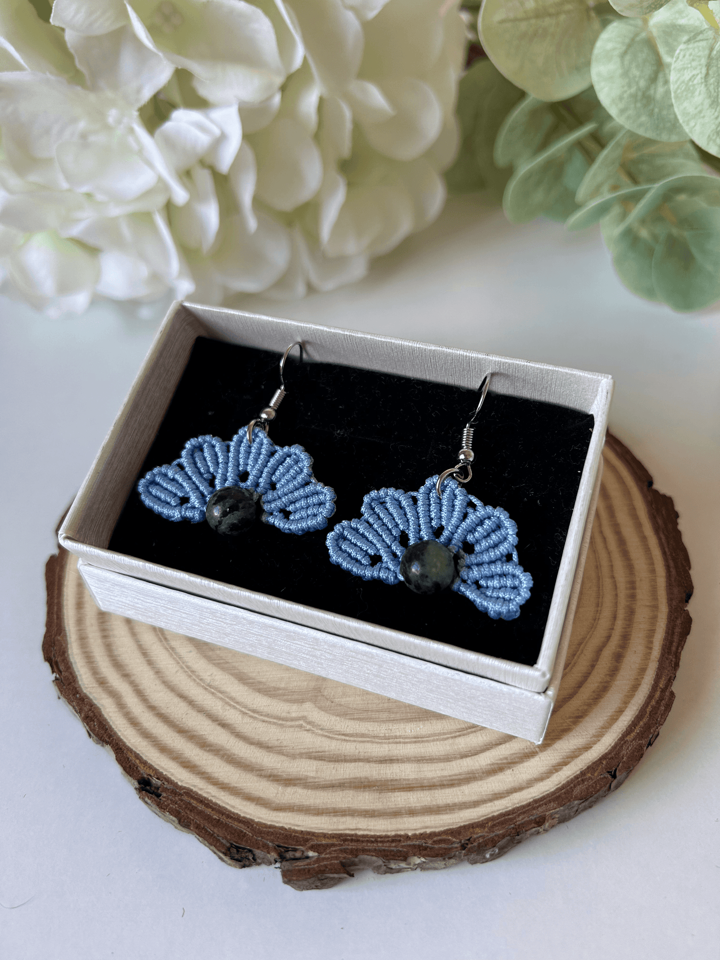 detalle de pendientes hechos a mano en macramé con piedra natural, diseño con energía positiva