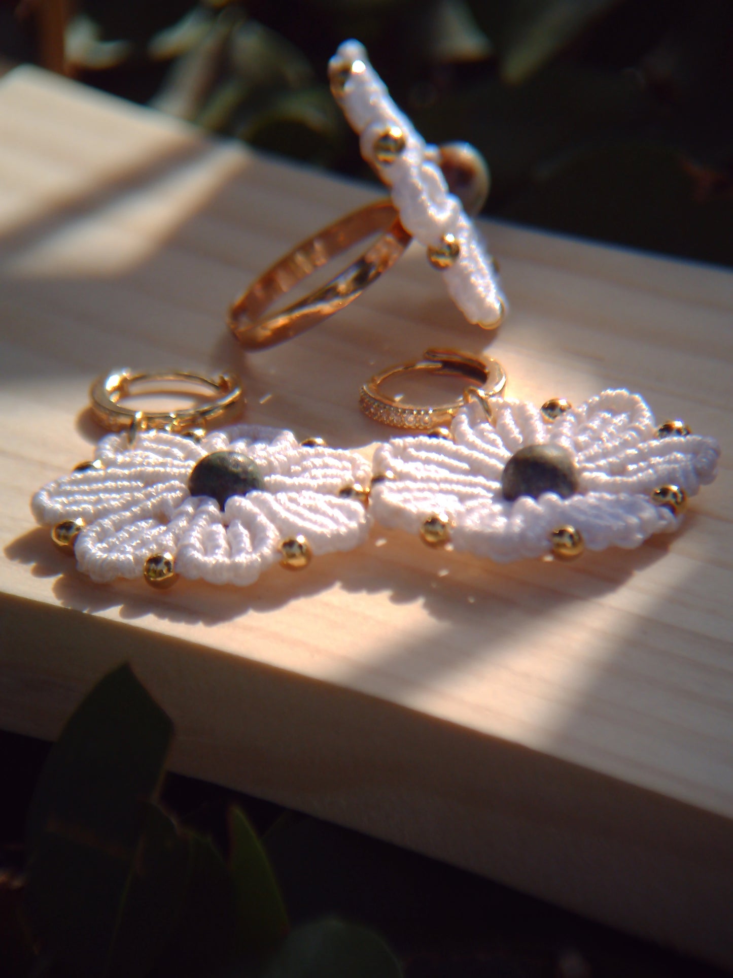 Pendientes y anillo con forma de flor, con piedra natural en el centro y cuentas plateadas de acero inoxidable en el círculo exterior, joyería artesanal elegante