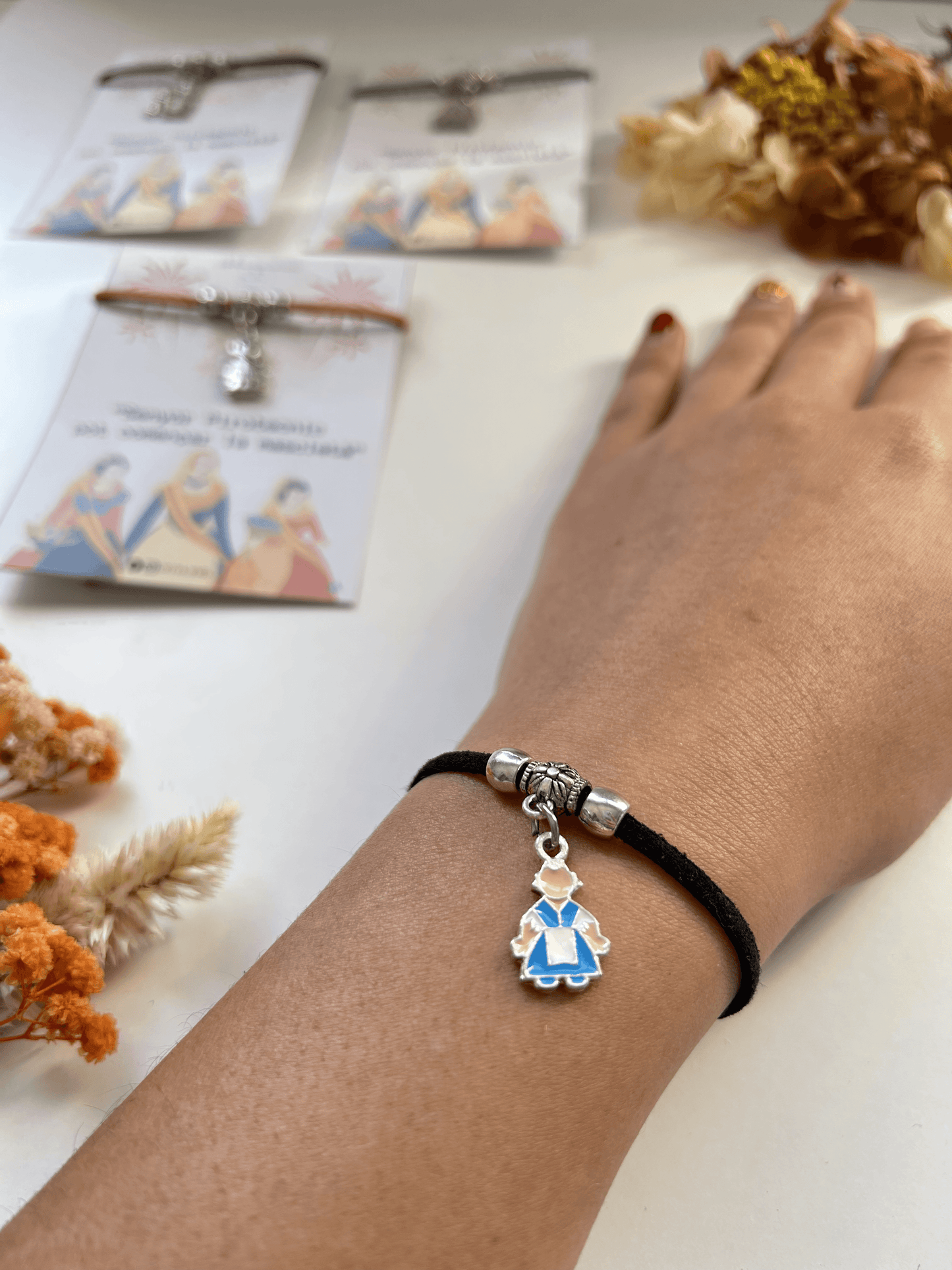 Pulsera Cridà ajustable de antelina con cuentas de acero inoxidable, personalizable con charm fallera, fallero, pareja o peineta.