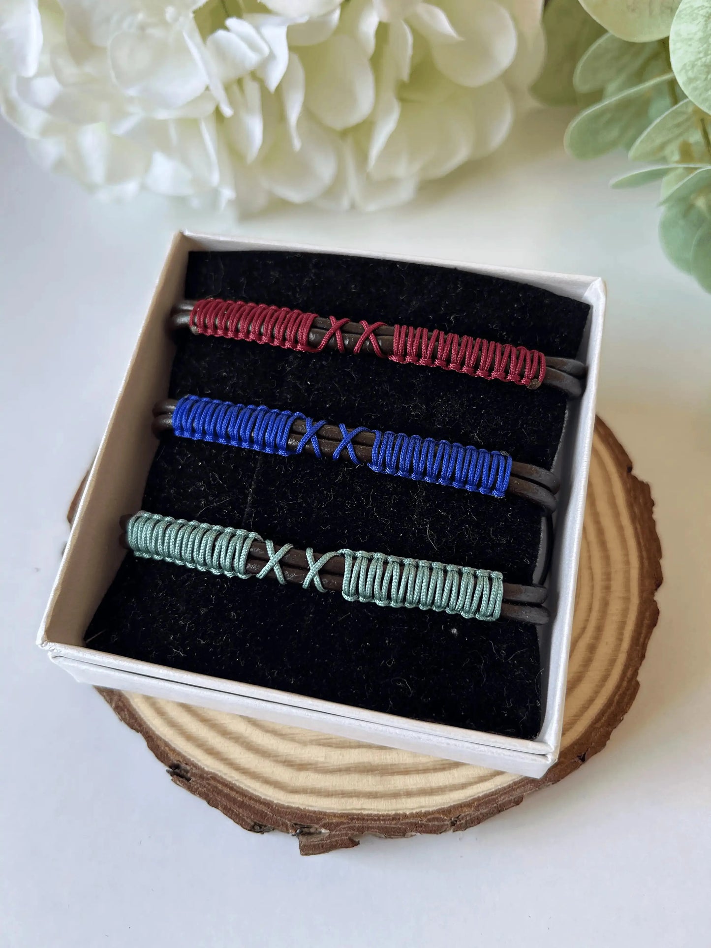 La pulsera Blazar es ideal tanto para Él como para Ella. Gracias a su diseño colorido e informal, es el perfecto regalo para estas navidades. Sorprende a tus amigos con estas sencillas y elegantes pulseras que serán tendencia este año.
* Datos importantes *
La pulsera es talla única ya que su cierre es ajustable y se adapta a cualquier tamaño de muñeca.
Los materiales son cuero e hilo encerado y de nailon.
Están realizadas 100% a mano en Valencia.