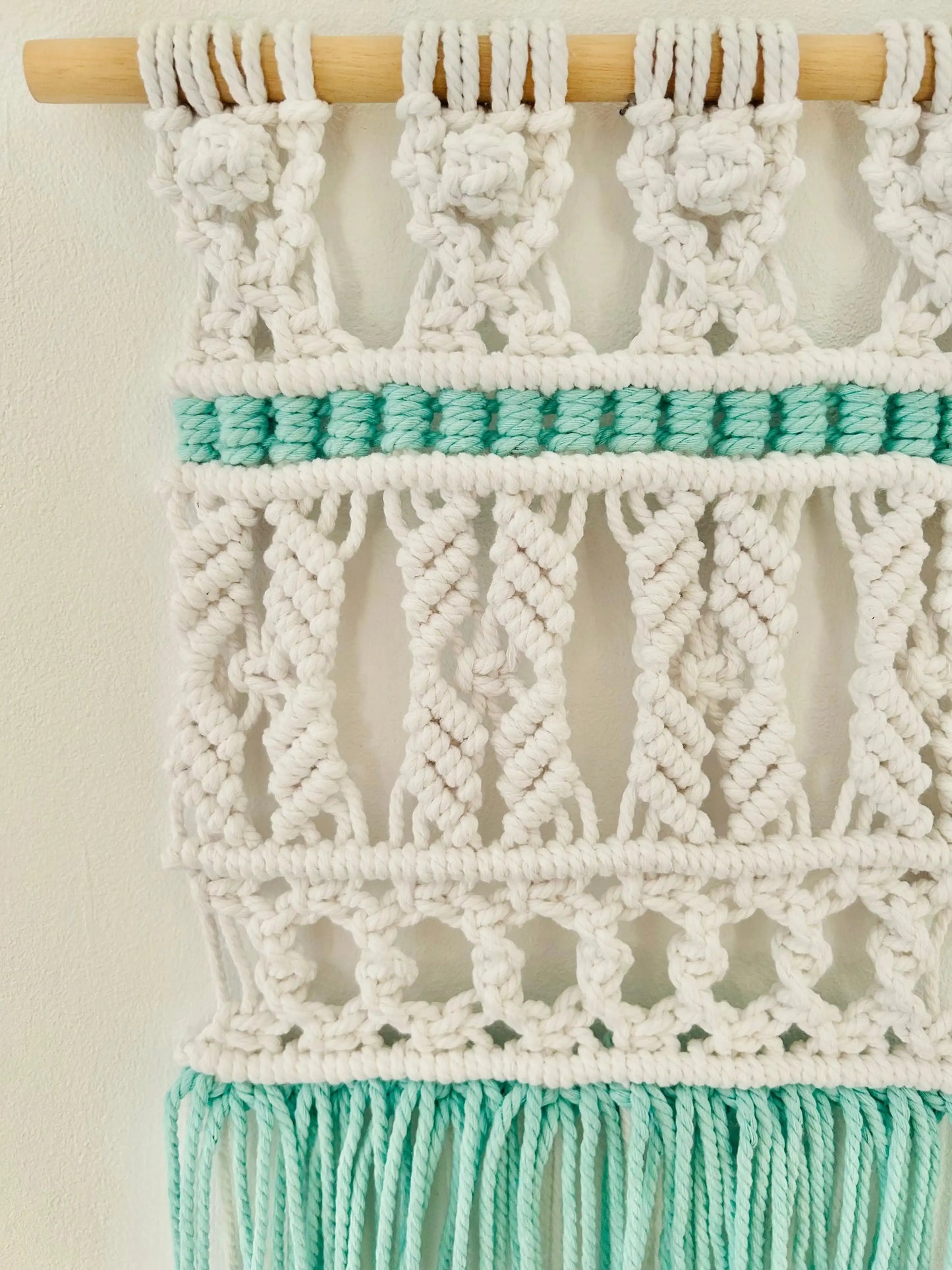 Tapiz tribal de macramé hecho a mano en algodón. Decoración boho y artesanal con toques étnicos para dar calidez y estilo a tu hogar.