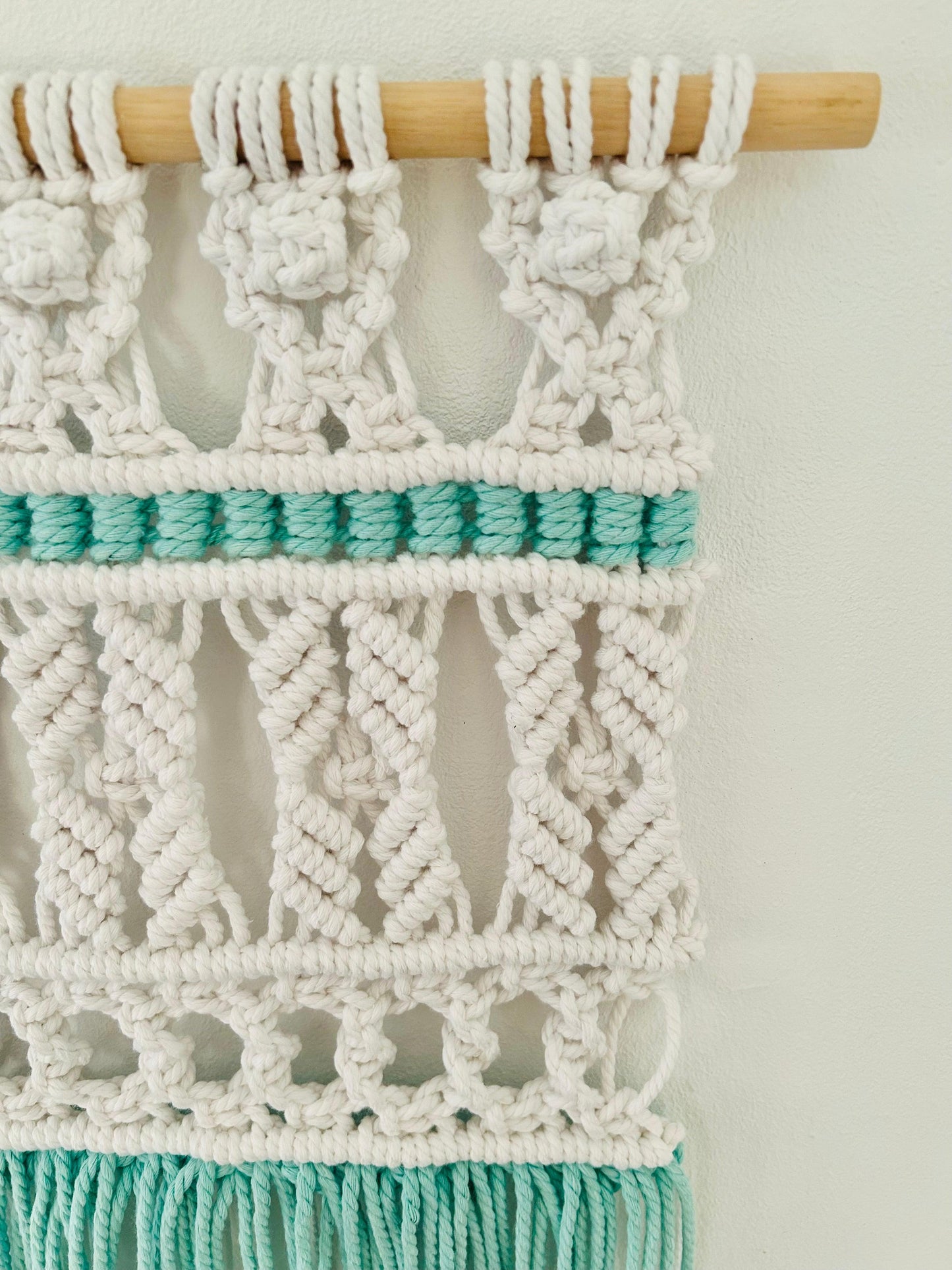 Tapiz tribal de macramé hecho a mano en algodón. Decoración boho y artesanal con toques étnicos para dar calidez y estilo a tu hogar.