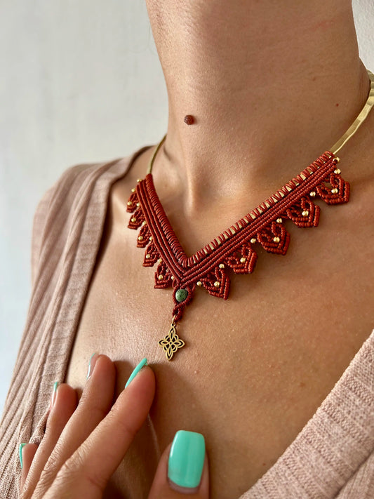 Colgante de latón hecho a mano con macrame