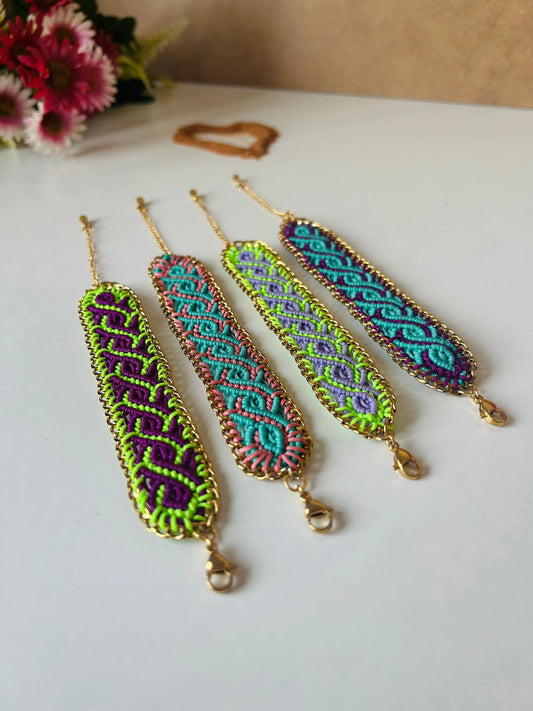 Brazalete de macramé hecho a mano con diseño geométrico, tonos vibrantes inspirados en el mar, joyería artesanal con cadena dorada