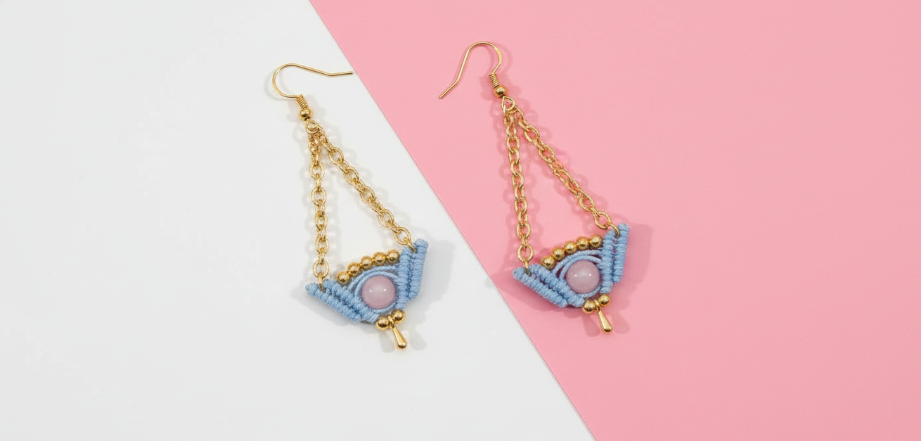 Pendientes artesanales Celeste con cadena dorada, tejido en hilo celeste y piedra central cuarzo rosa.