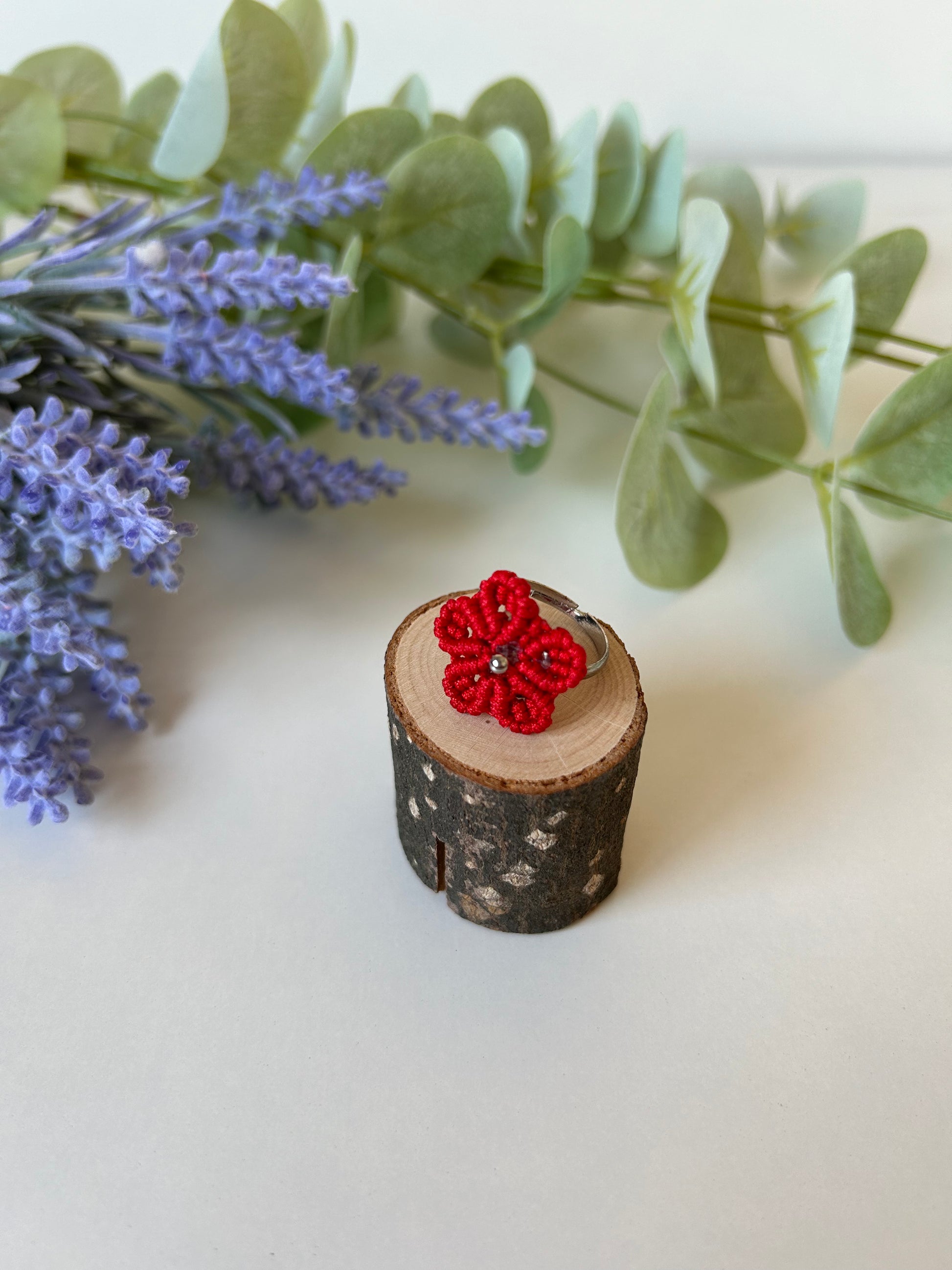 Descubre la elegancia única de nuestro anillo ajustable de acero inoxidable, adornado con una flor tejida con hilo de nailon y decorada con cuentas de acero inoxidable. Elaborado con la técnica de macramé, este anillo combina un diseño moderno con la belleza del trabajo artesanal, convirtiéndolo en un accesorio imprescindible para cualquier ocasión.