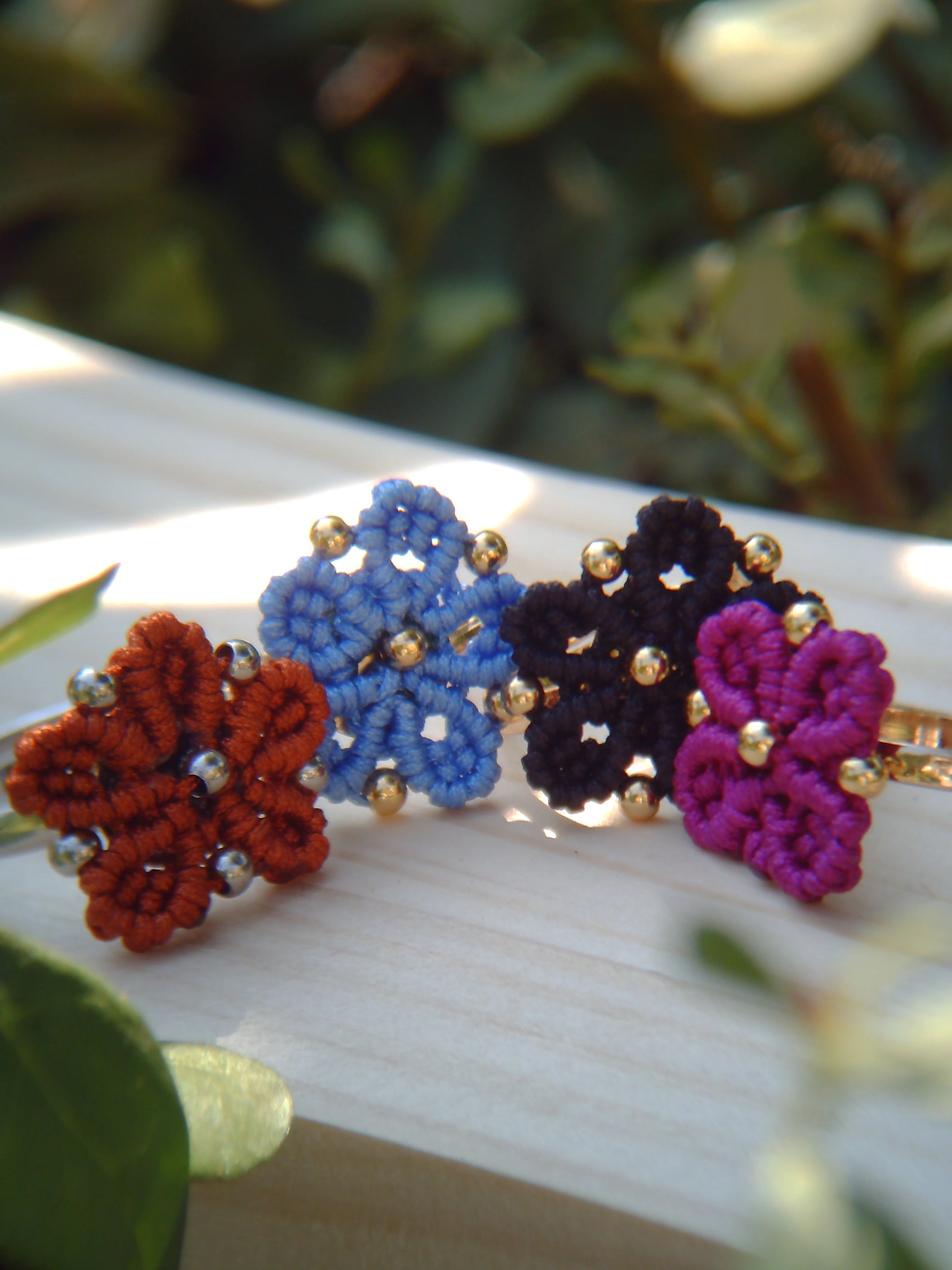 Pack floral de pendientes y anillo de macramé hechos a mano, hipoalergénicos y personalizables en colores y acabados dorados o plateados.