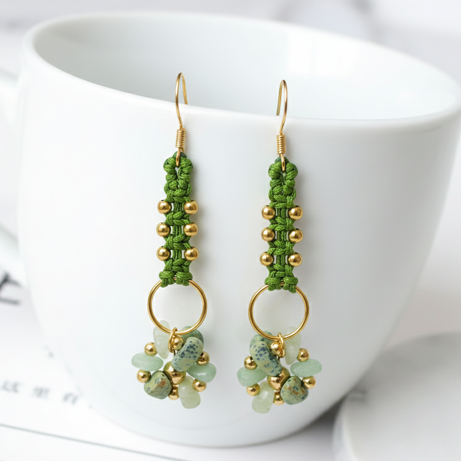 Pendientes artesanales Aura con tejido en hilo, cuentas doradas y racimo de pequeñas piedras naturales en la parte inferior, disponibles en varios colores.